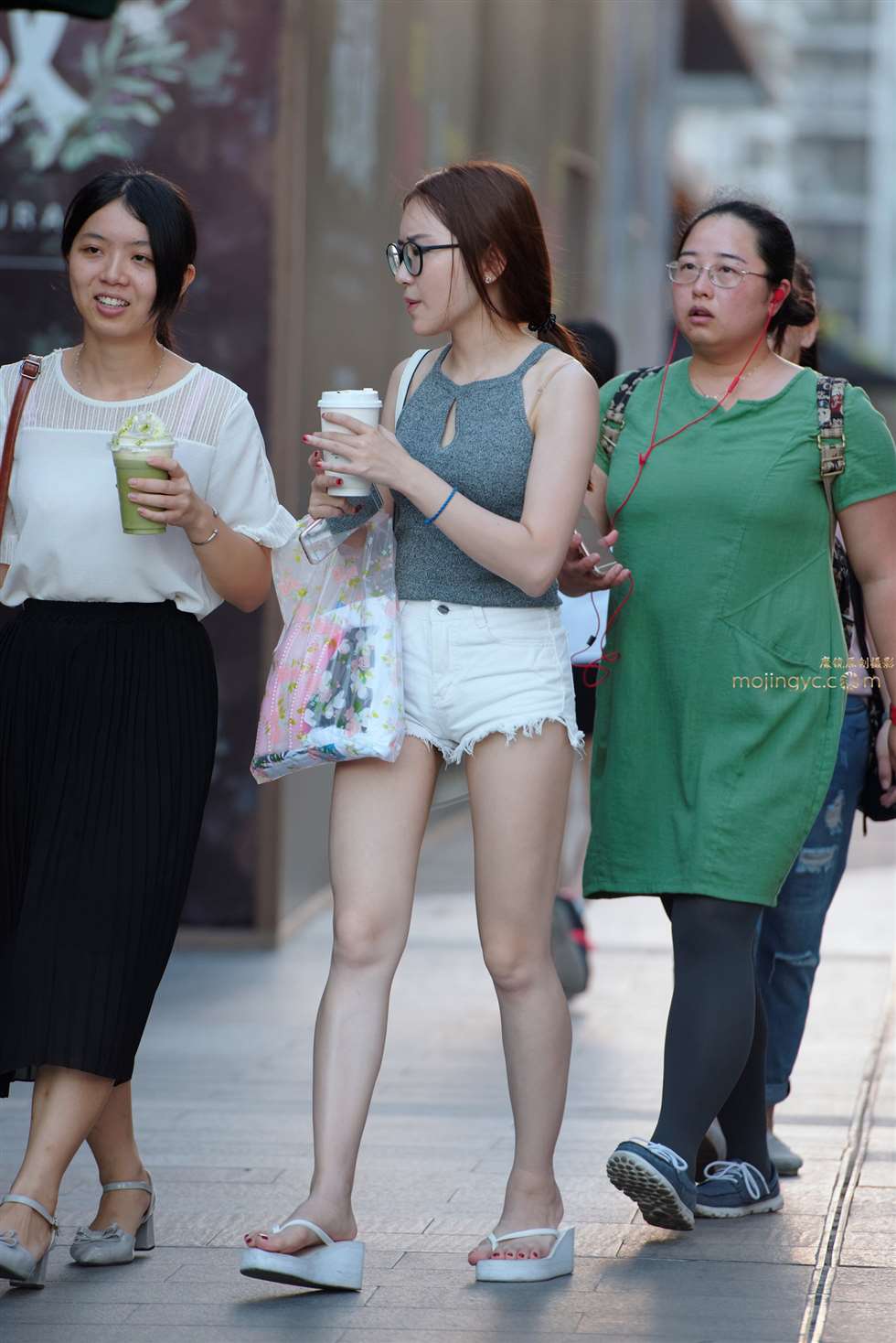图片[2]-热裤，裸腿，凉拖-街拍流行馆