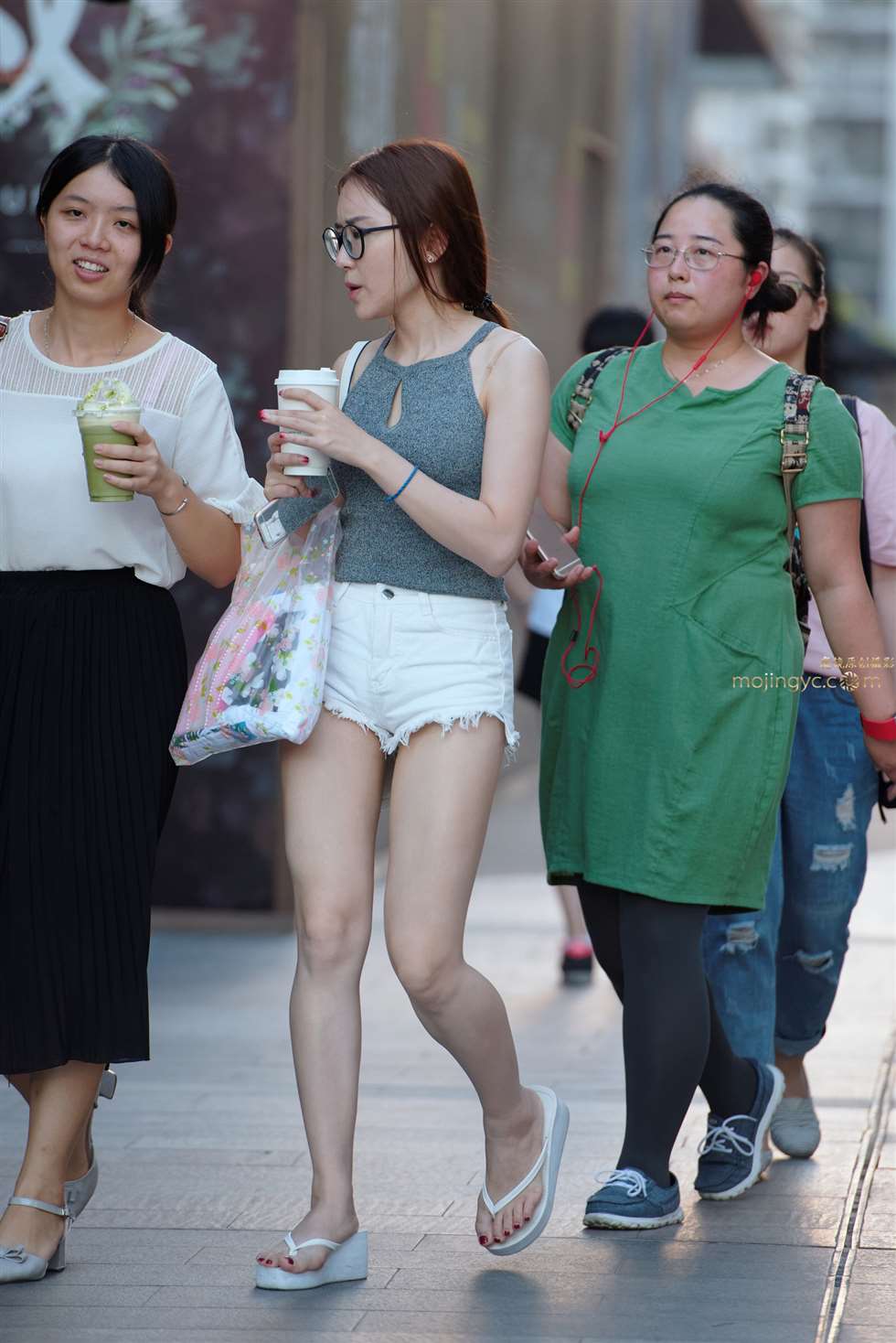 图片[3]-热裤，裸腿，凉拖-街拍流行馆