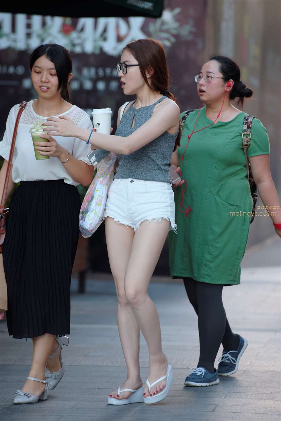 图片[5]-热裤，裸腿，凉拖-街拍流行馆
