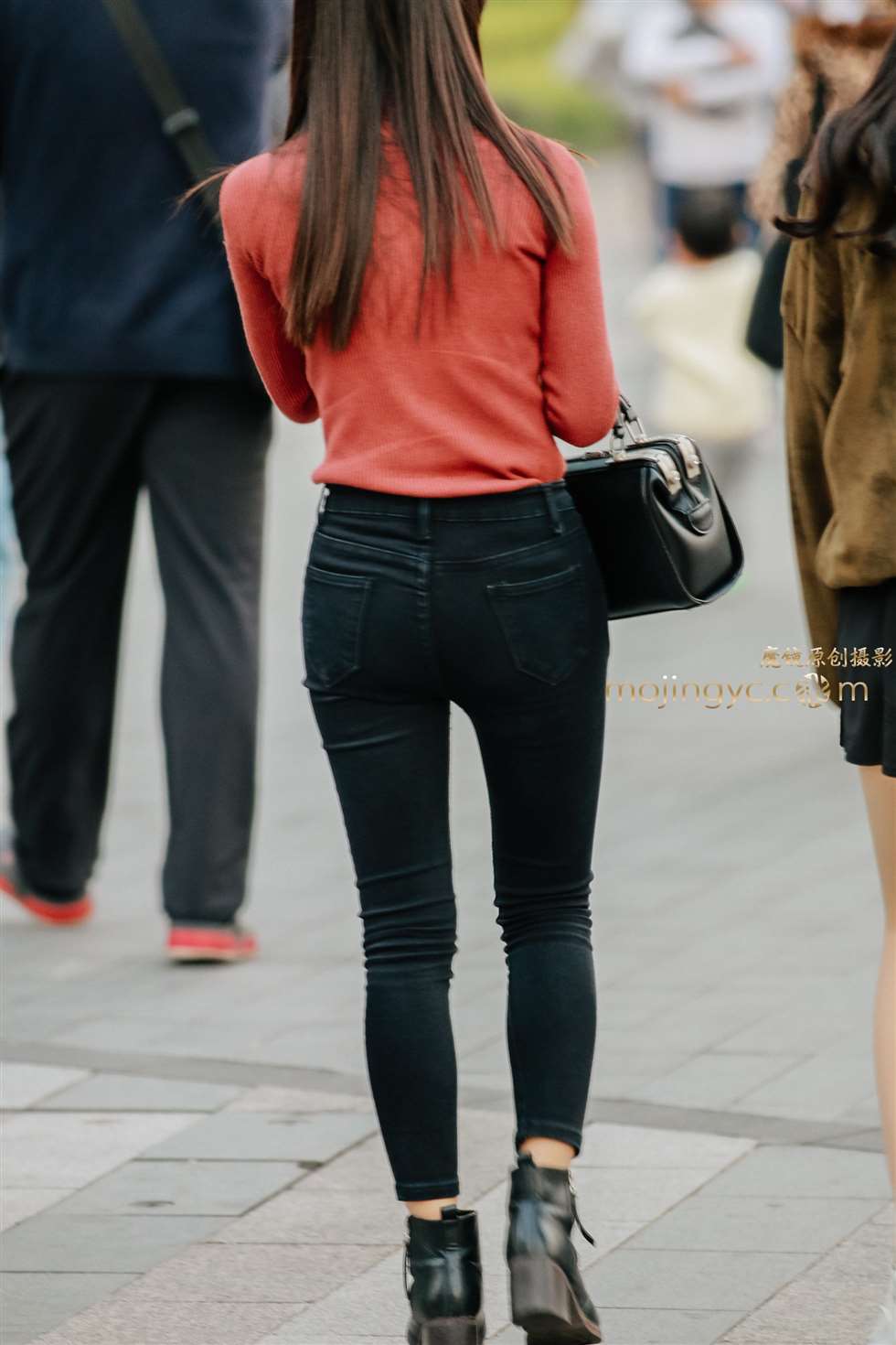 图片[4]-小女生的紧身翘臀牛仔裤-街拍流行馆
