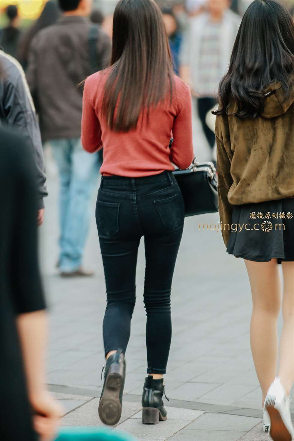 图片[3]-小女生的紧身翘臀牛仔裤-街拍流行馆