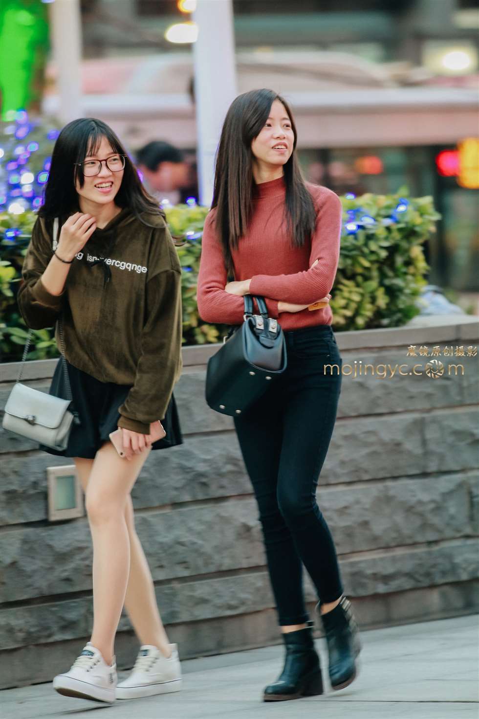 图片[2]-小女生的紧身翘臀牛仔裤-街拍流行馆
