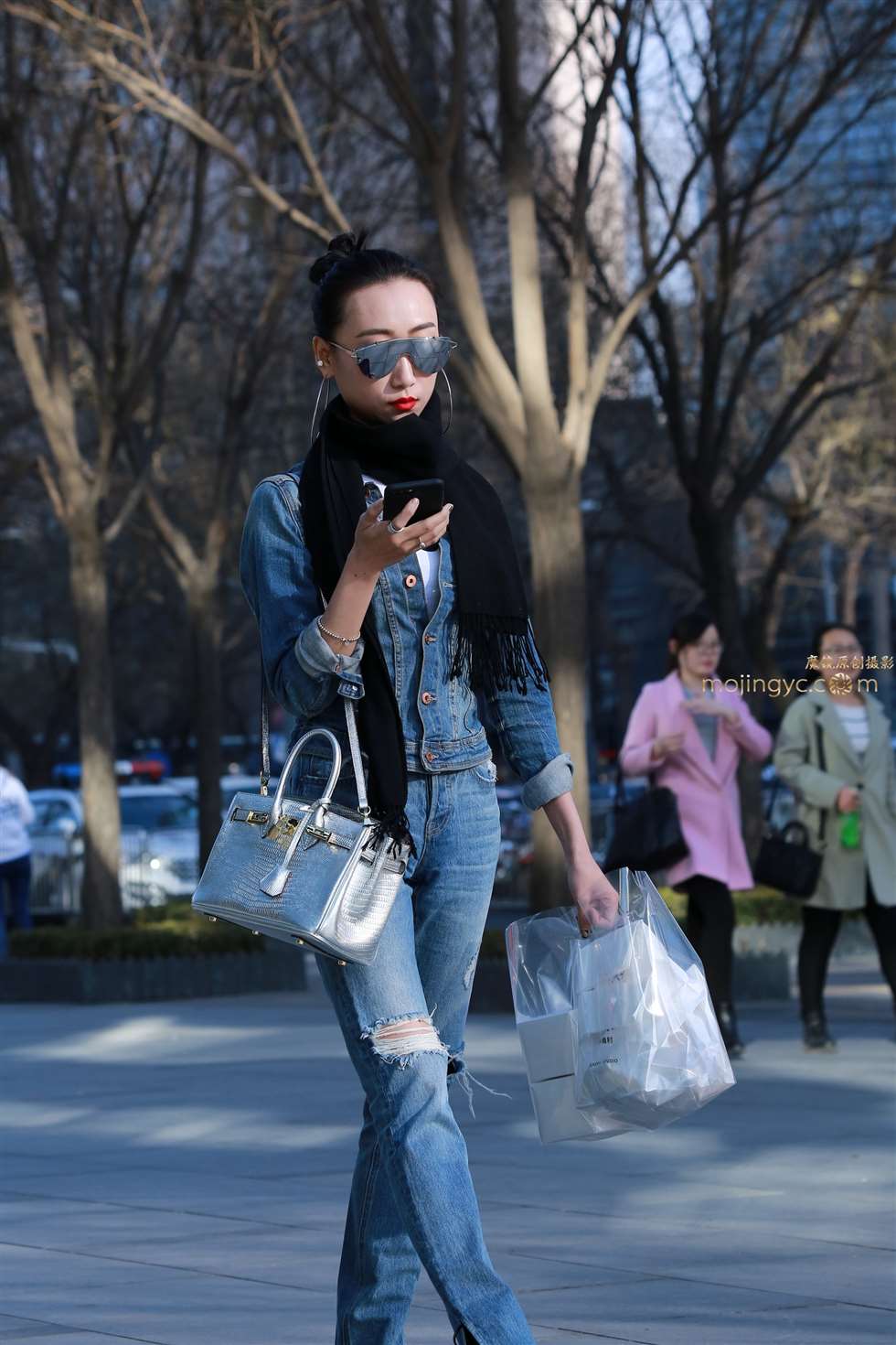 图片[1]-感受美女的仔裤魅力-街拍流行馆