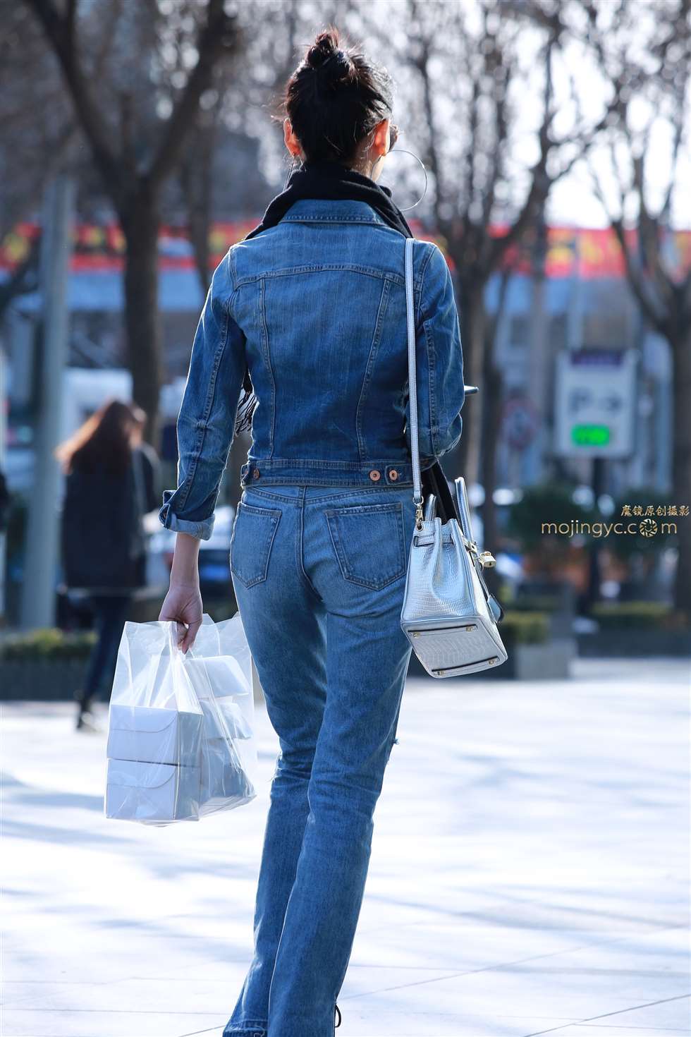 图片[2]-感受美女的仔裤魅力-街拍流行馆