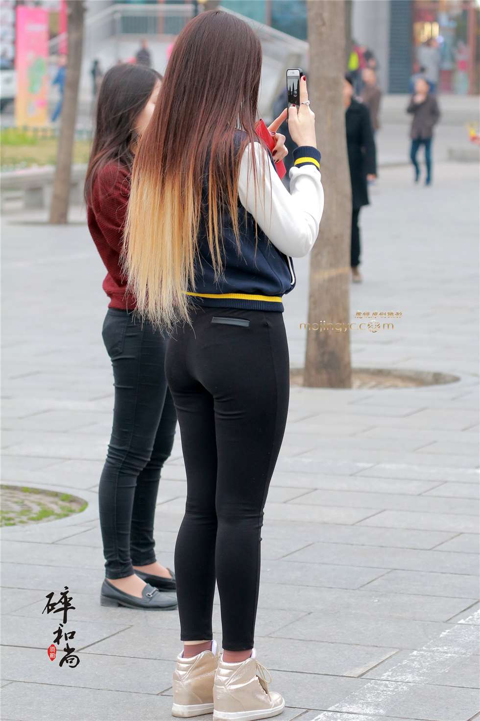 图片[1]-长腿紧身裤美女-街拍流行馆