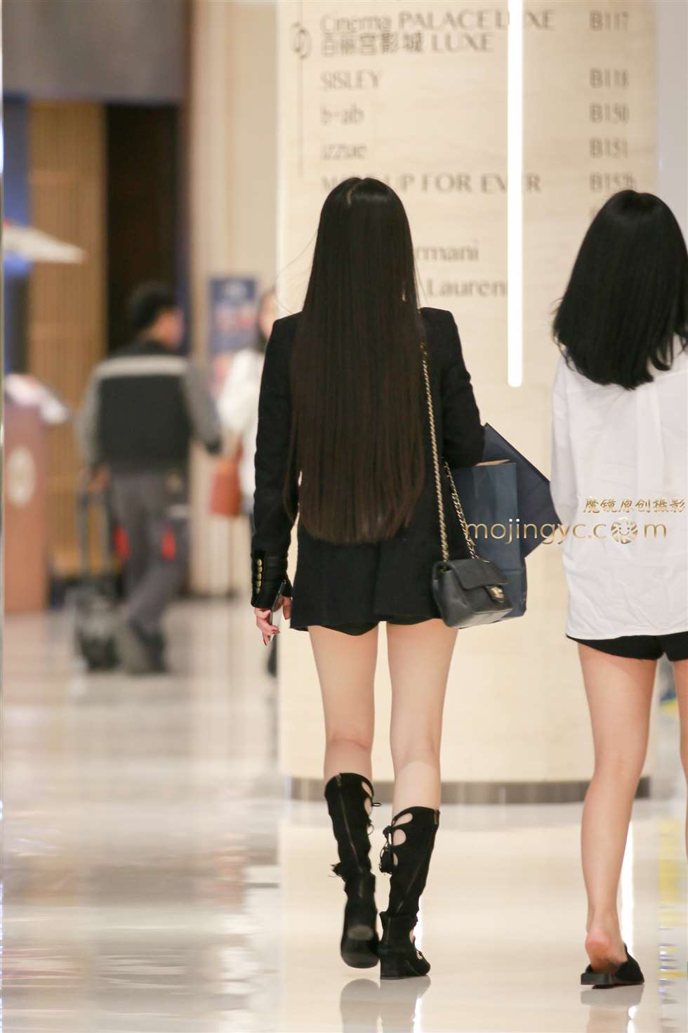 图片[2]-长发白皙美腿-街拍流行馆