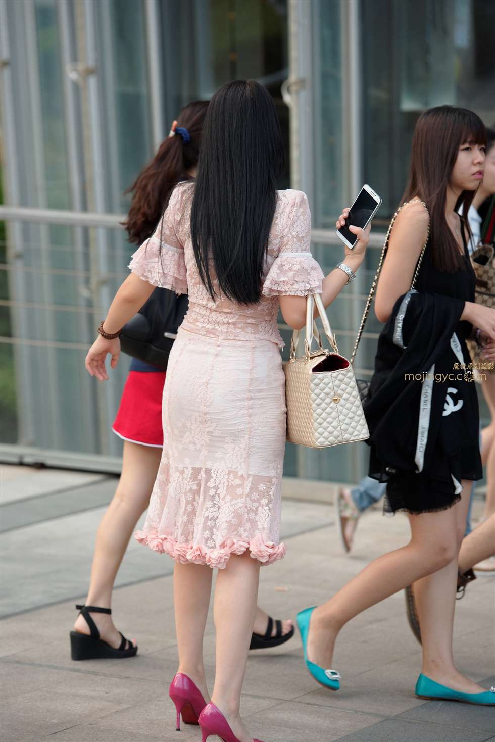 图片[3]-镂花鱼尾裙，裸腿，高跟-街拍流行馆