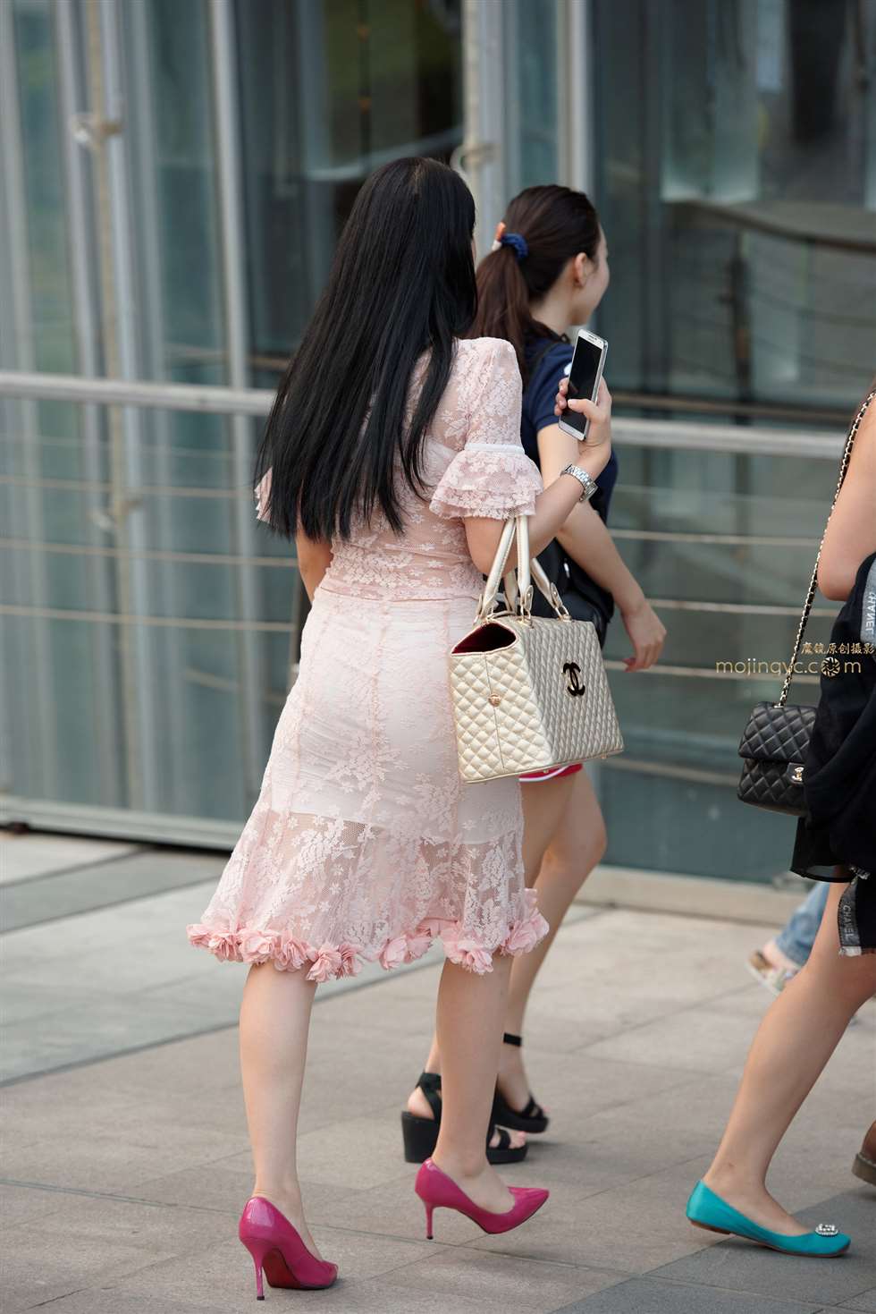 图片[4]-镂花鱼尾裙，裸腿，高跟-街拍流行馆