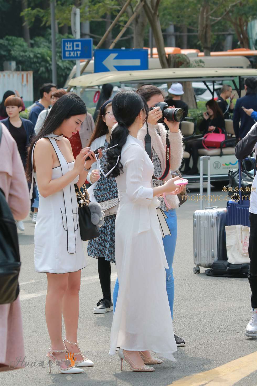 图片[2]-白衣女神，露胸+露腿，嫩滑肌肤-街拍流行馆