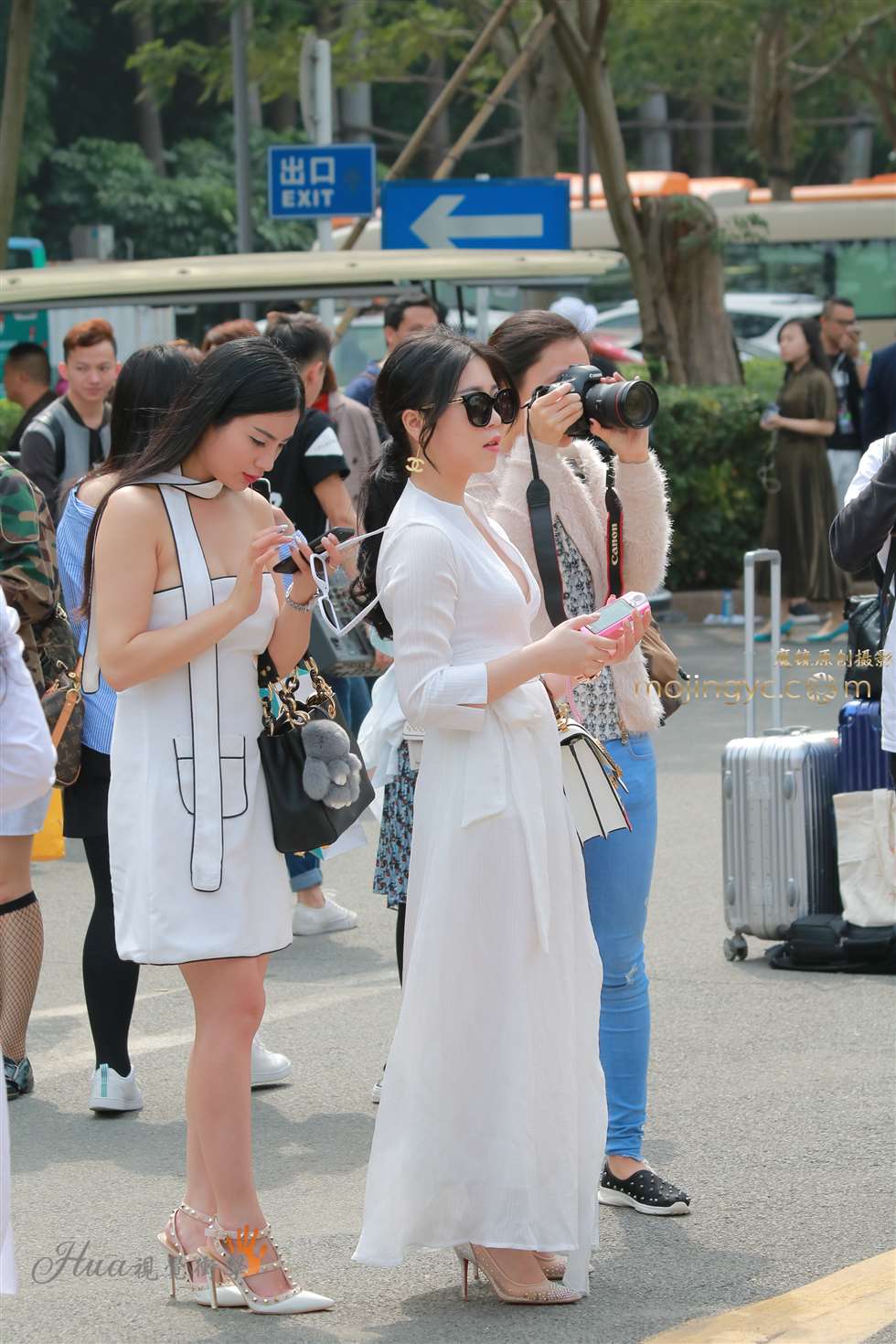 图片[3]-白衣女神，露胸+露腿，嫩滑肌肤-街拍流行馆