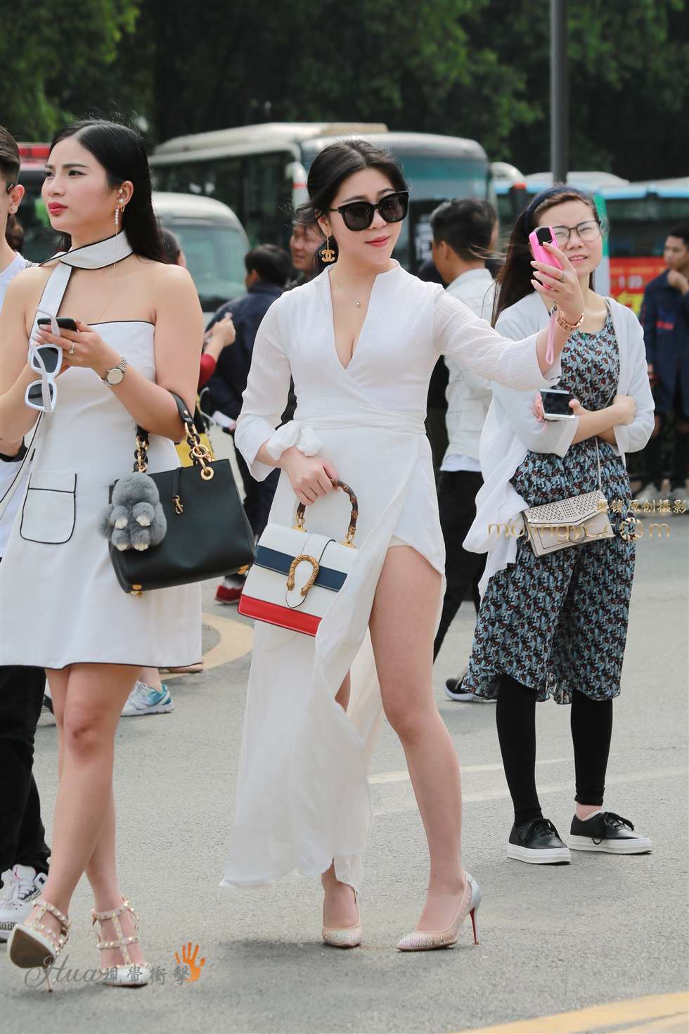 图片[1]-白衣女神，露胸+露腿，嫩滑肌肤-街拍流行馆