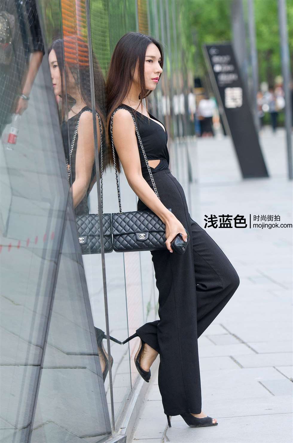 图片[2]-美乳连体裤美女-街拍流行馆
