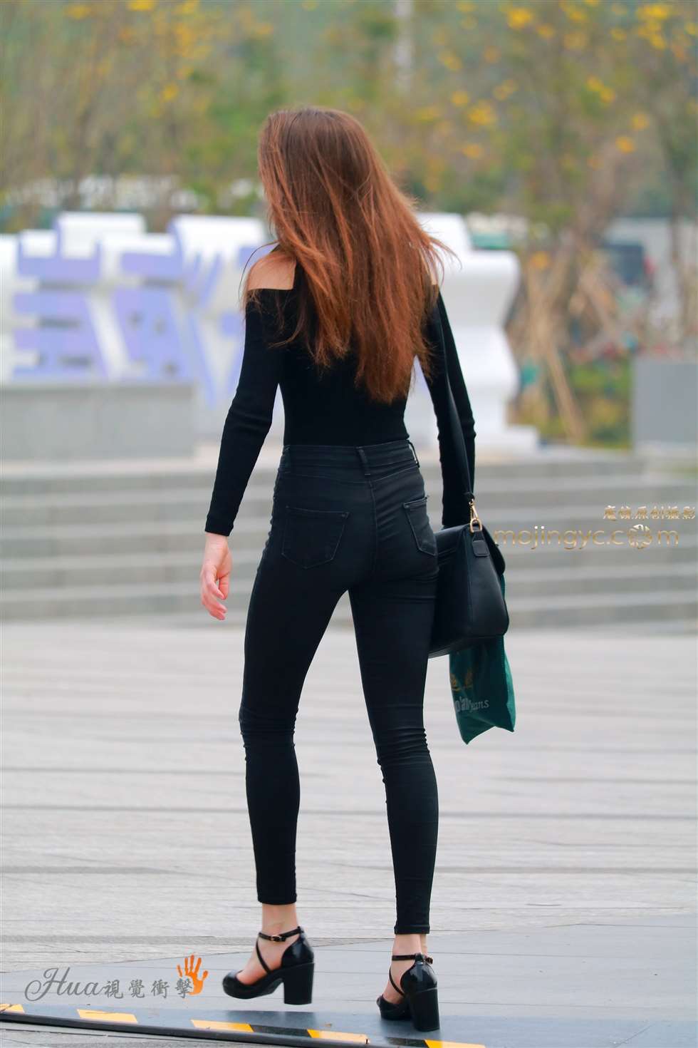图片[5]-黑色紧身裤大长腿欧美女孩-街拍流行馆