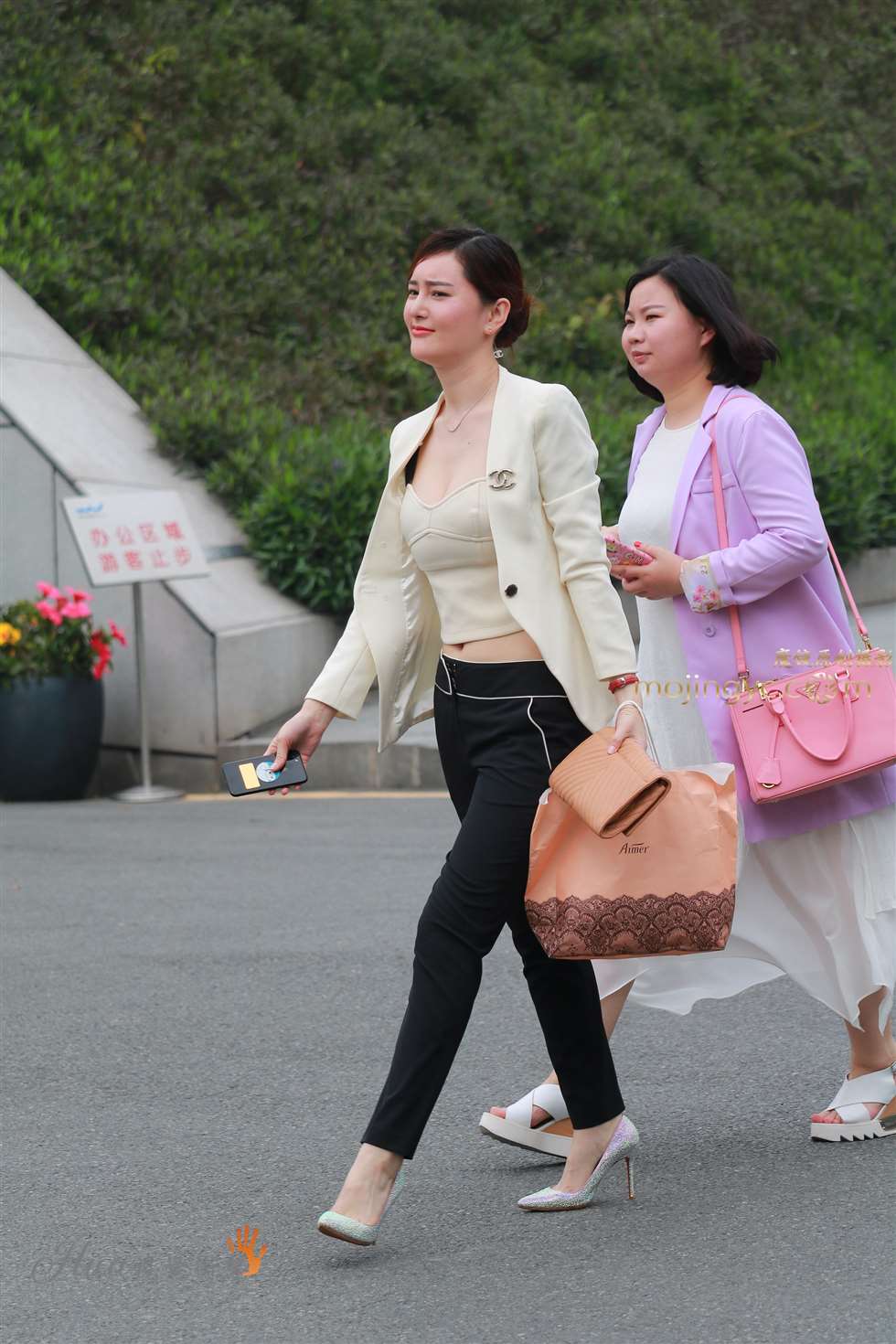 图片[2]-低胸+气质+身材高挑貌美少妇-街拍流行馆