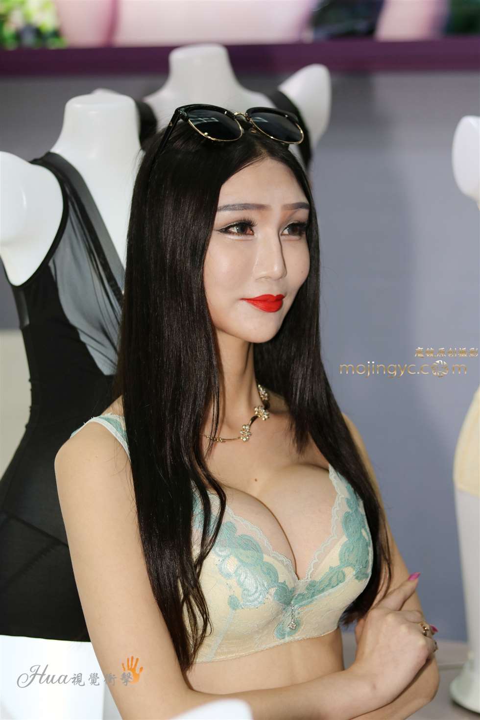 图片[4]-超大胸器的内衣模特-街拍流行馆
