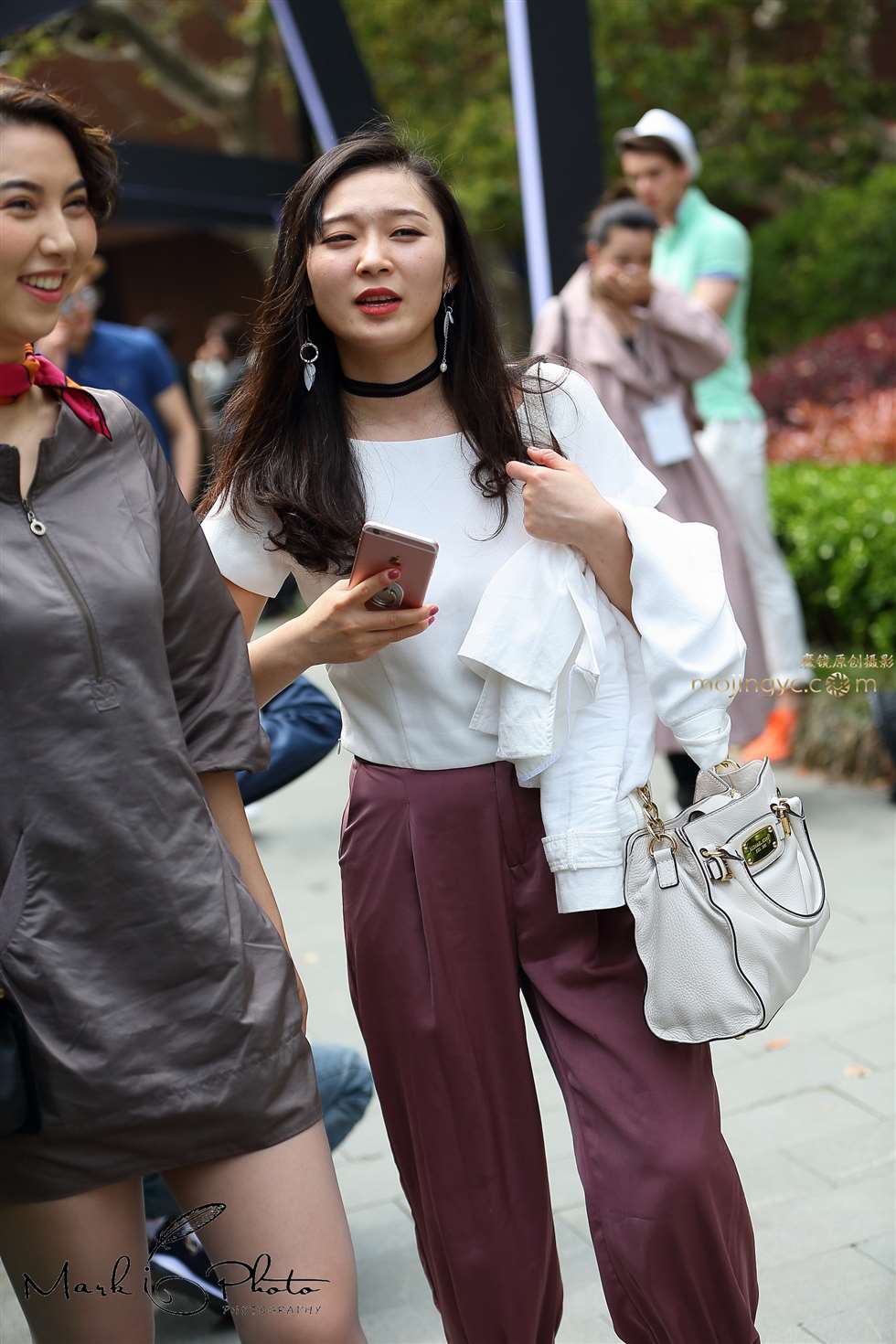 图片[5]-白衣紫裤美臀-街拍流行馆