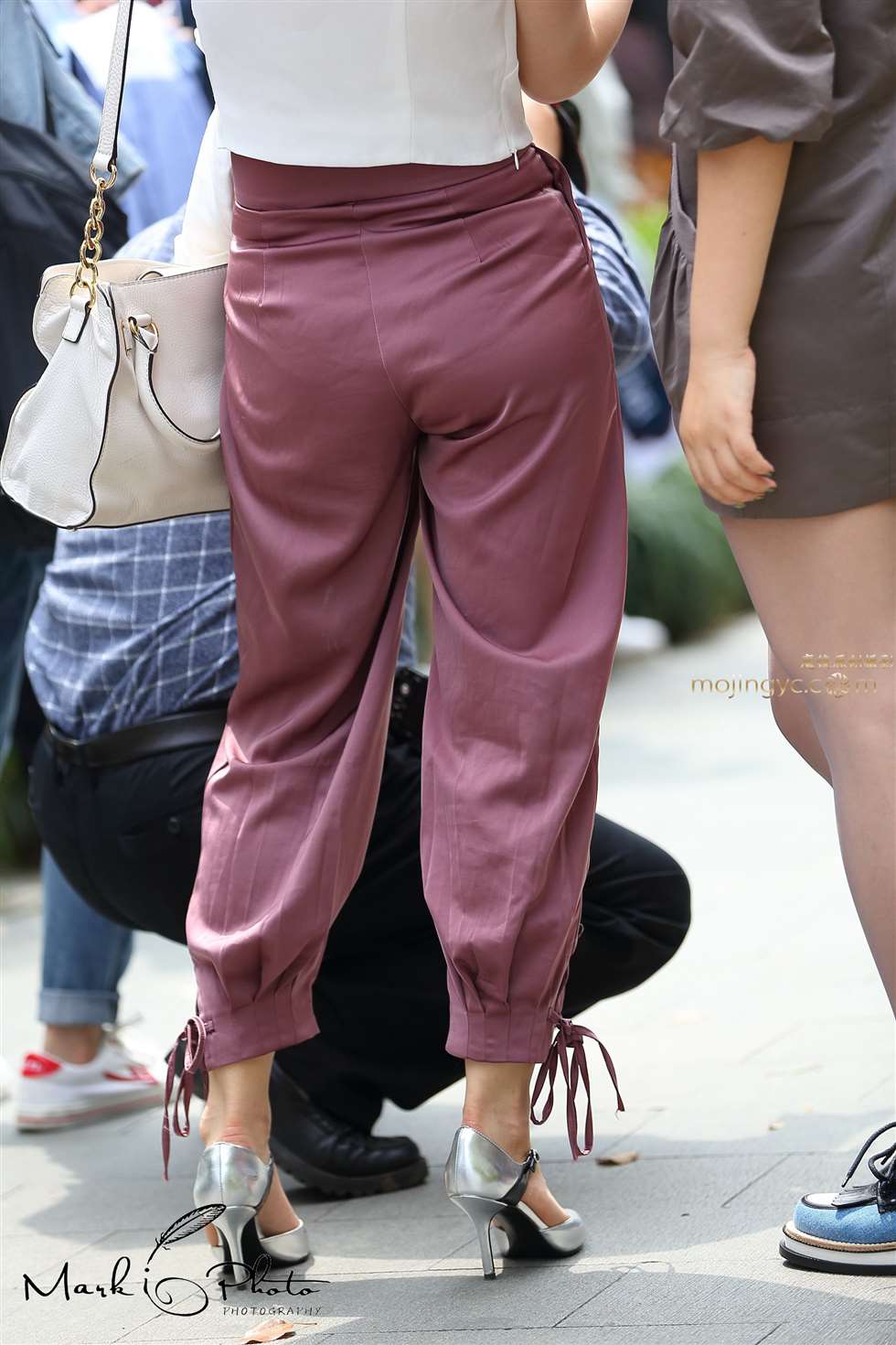 图片[2]-白衣紫裤美臀-街拍流行馆