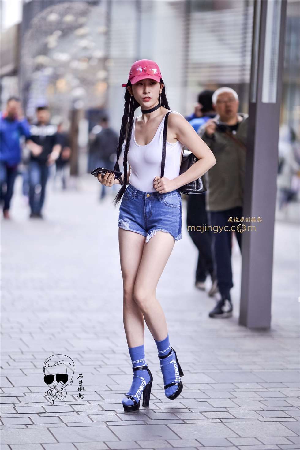 图片[2]-露后背的美女性感-街拍流行馆