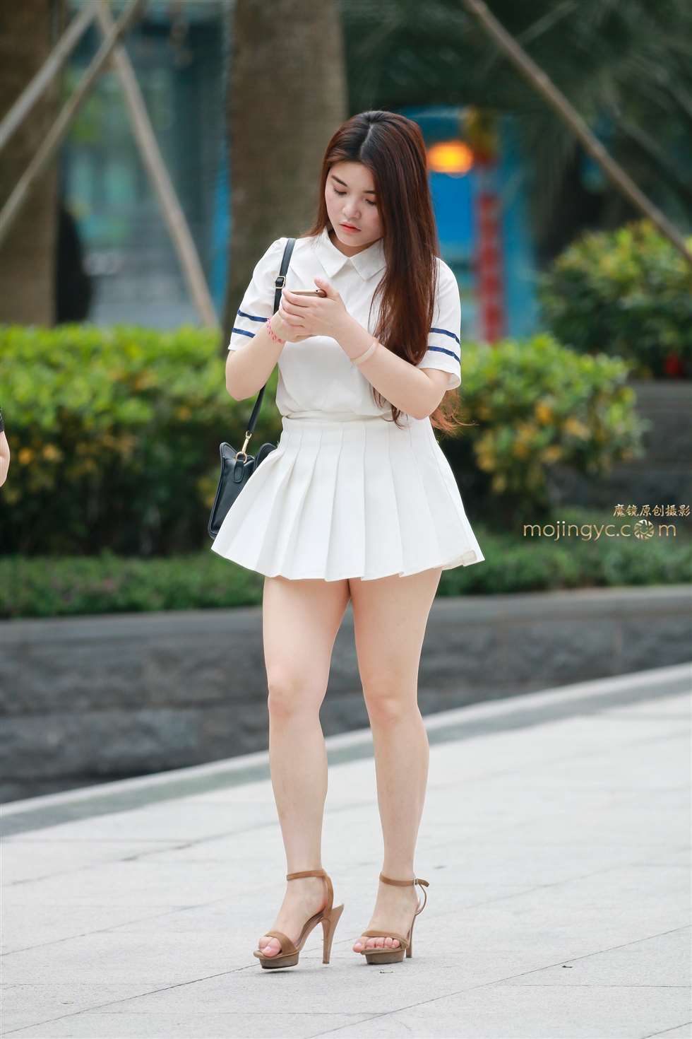 图片[1]-白皙肉感短裙-街拍流行馆