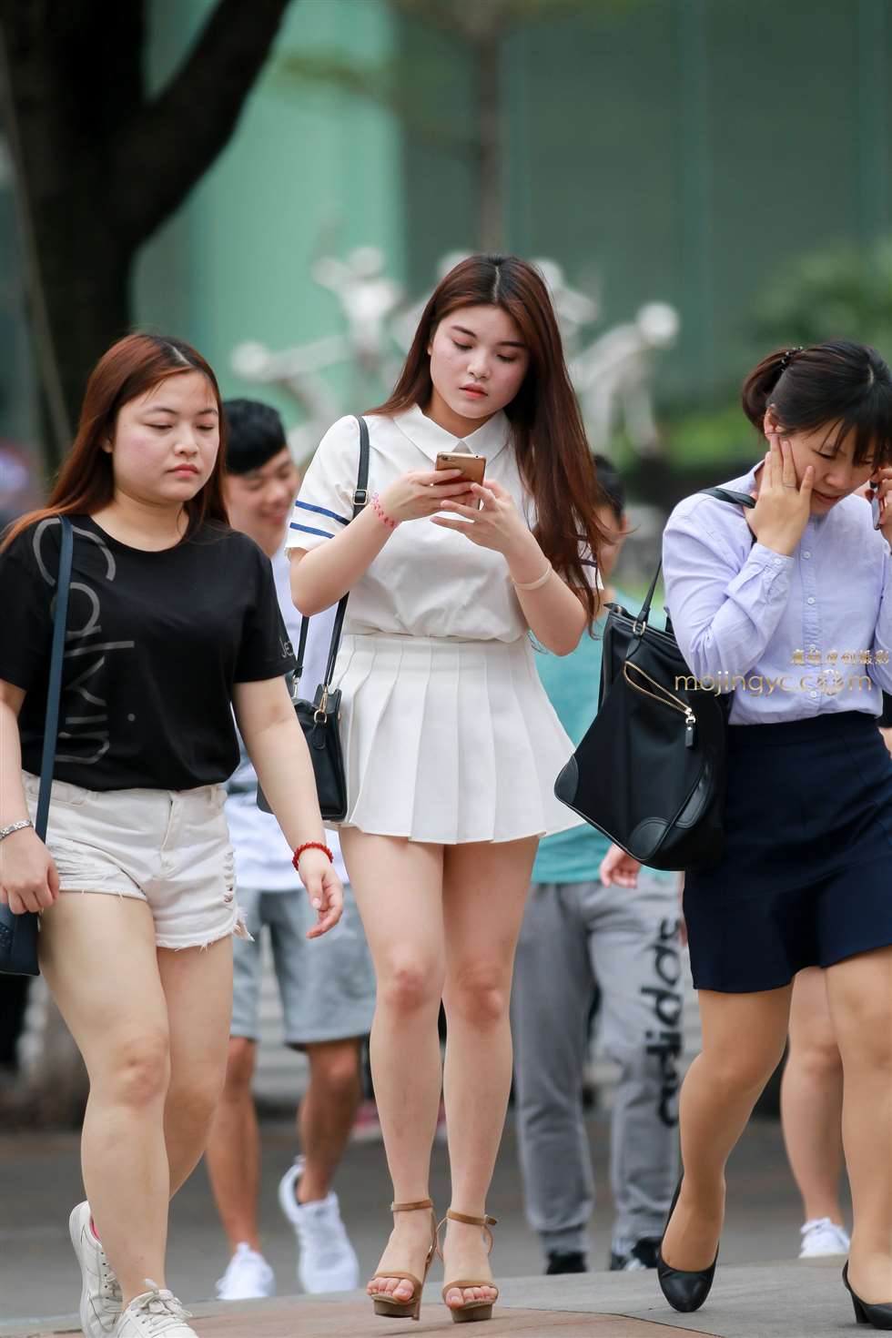 图片[4]-白皙肉感短裙-街拍流行馆