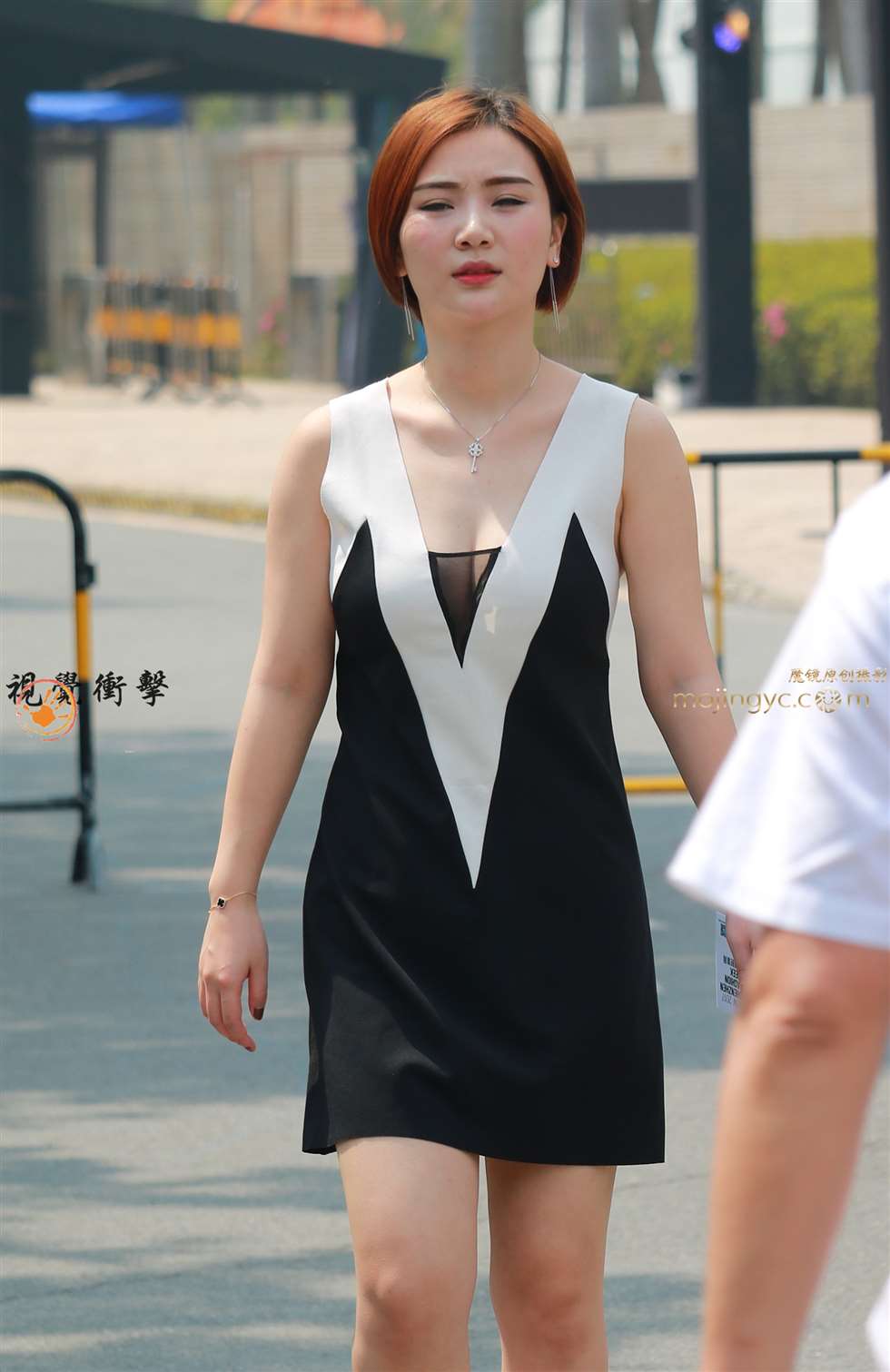 图片[3]-短发 低胸露乳沟 高跟 白嫩美女-街拍流行馆