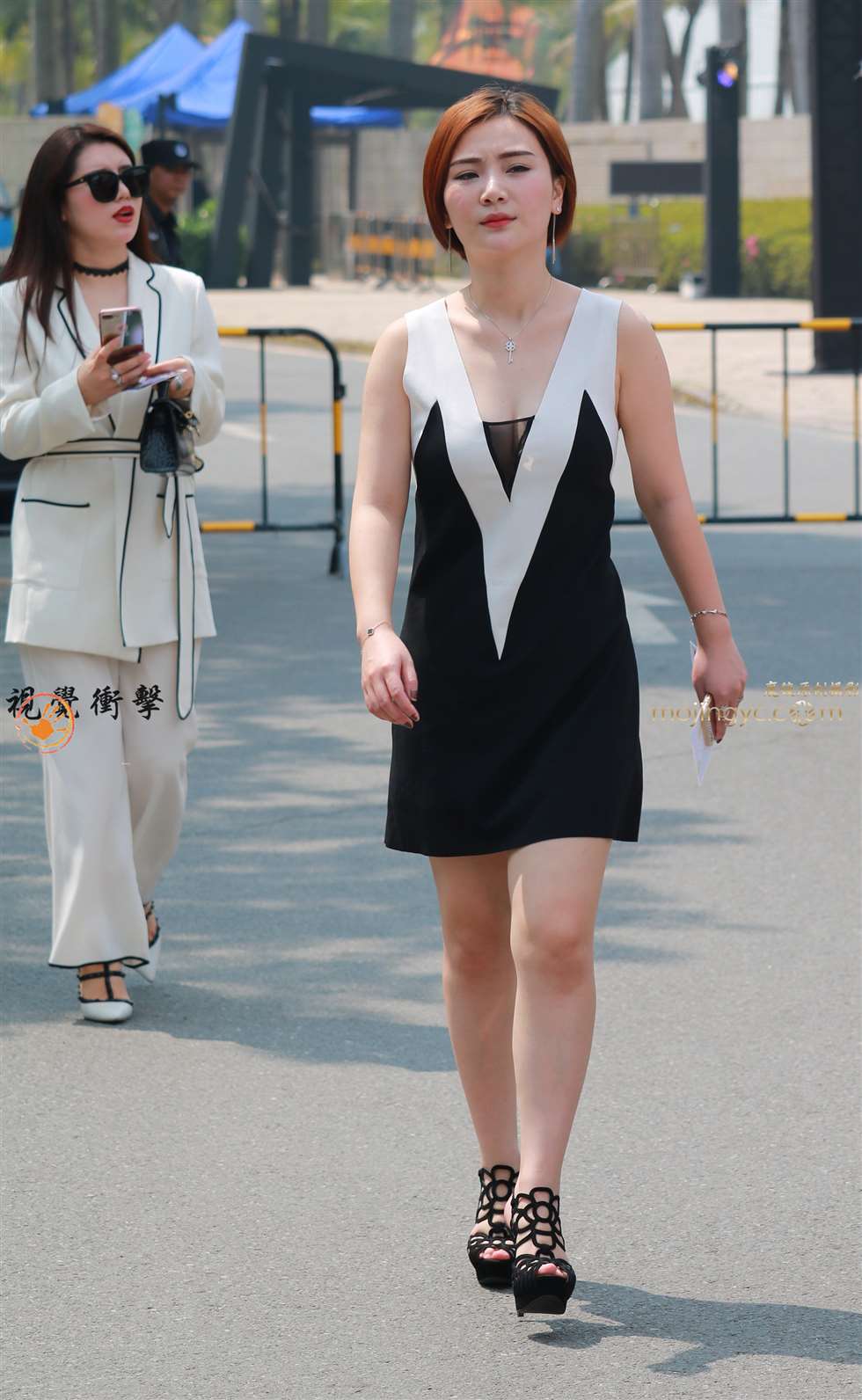 图片[4]-短发 低胸露乳沟 高跟 白嫩美女-街拍流行馆