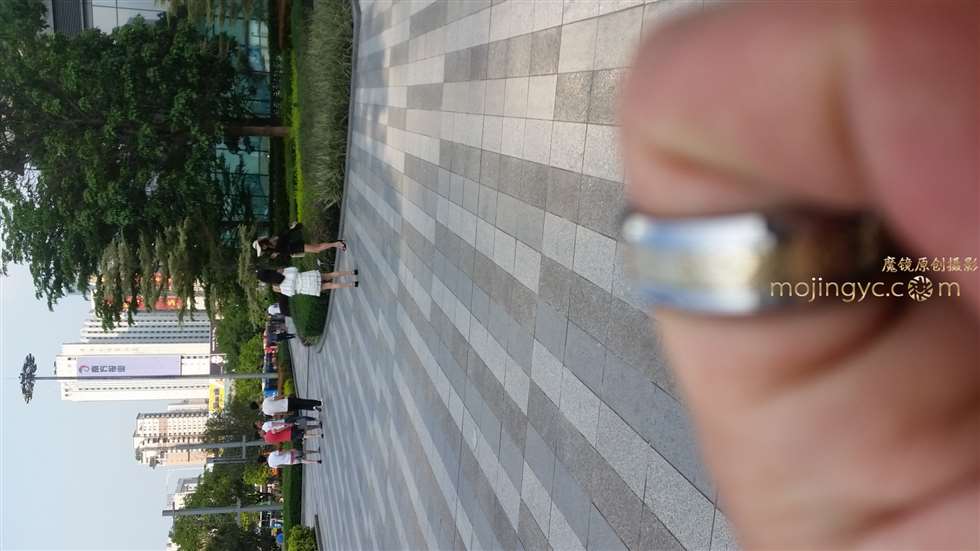 图片[2]-蕾丝露肩-街拍流行馆