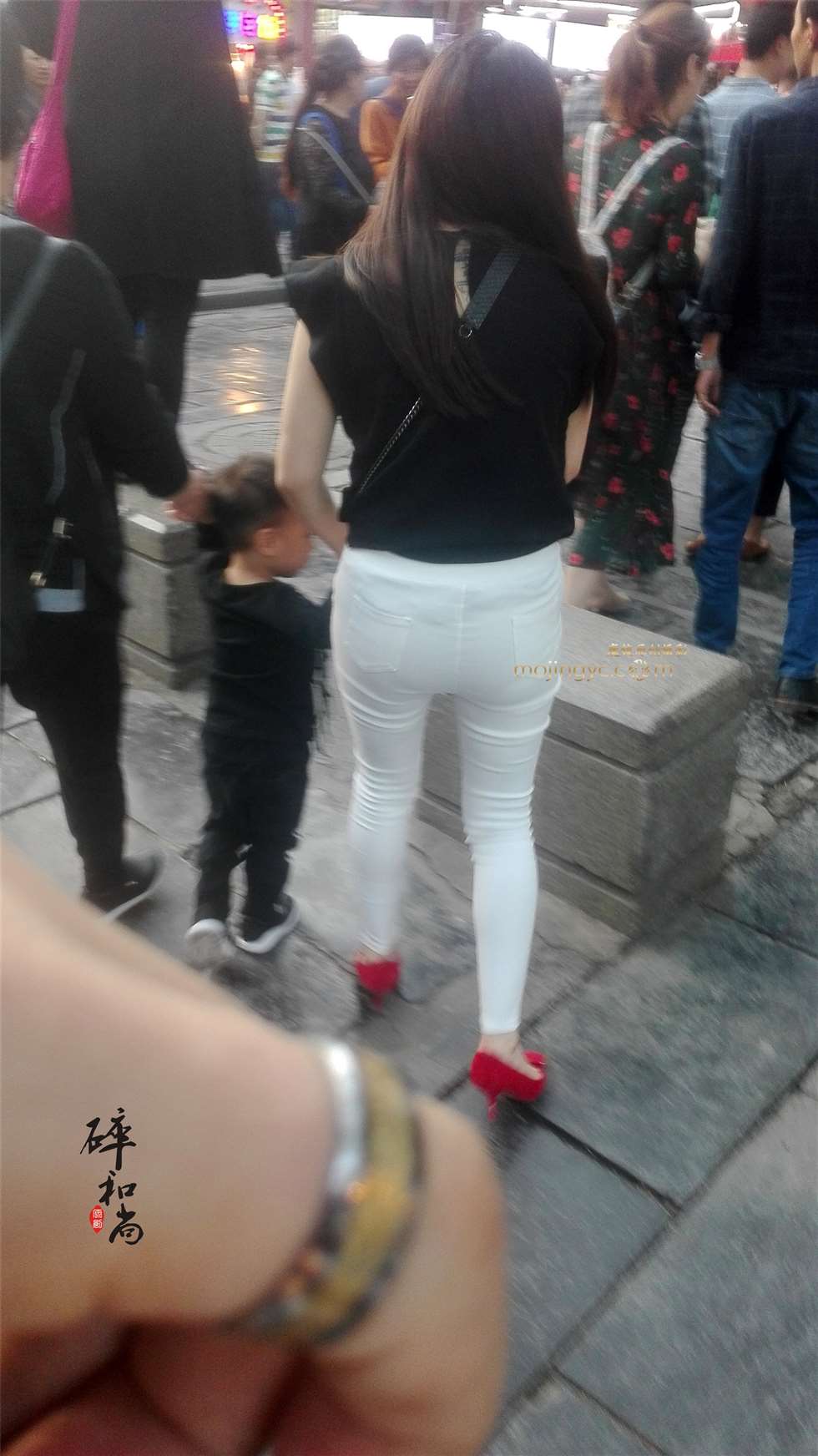 图片[2]-紧身白裤少妇（19P）-街拍流行馆