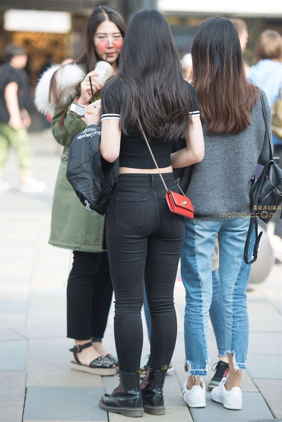 图片[1]-黑紧裤美臀美女-街拍流行馆