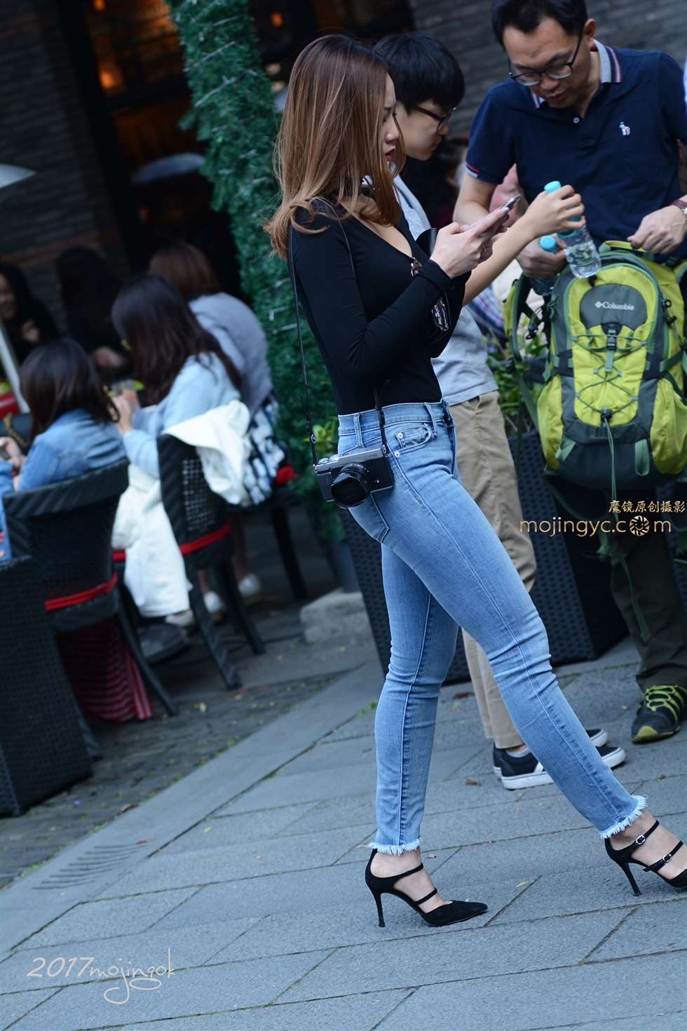 图片[1]-咔喳赛17 整理内衣的动作很隐蔽（17p）-街拍流行馆