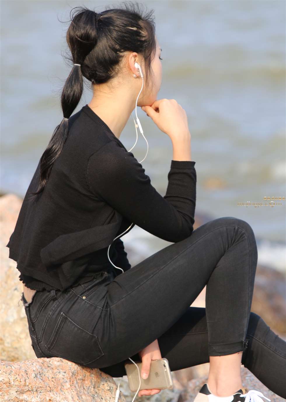 图片[4]-黑牛仔少妇-街拍流行馆