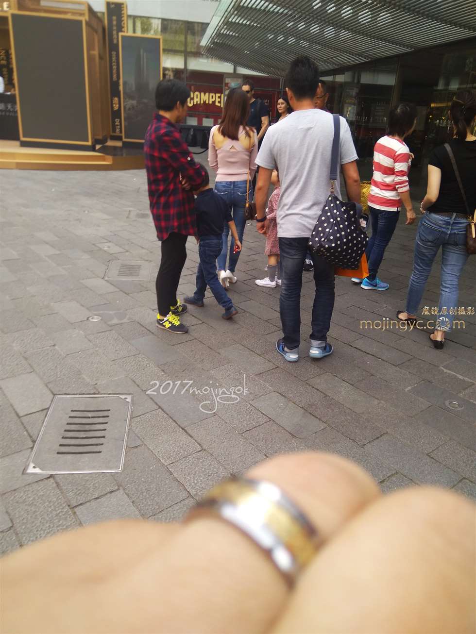 图片[2]-咔喳赛18 丝巾显得和衣服不配，少妇显忧虑（17p）-街拍流行馆