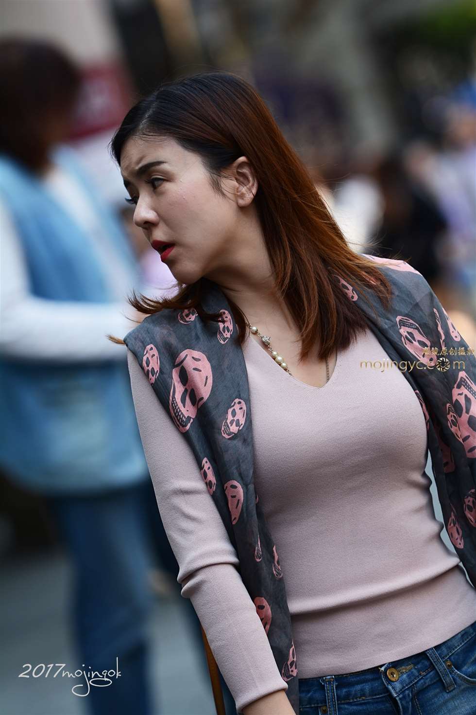 图片[1]-咔喳赛18 丝巾显得和衣服不配，少妇显忧虑（17p）-街拍流行馆