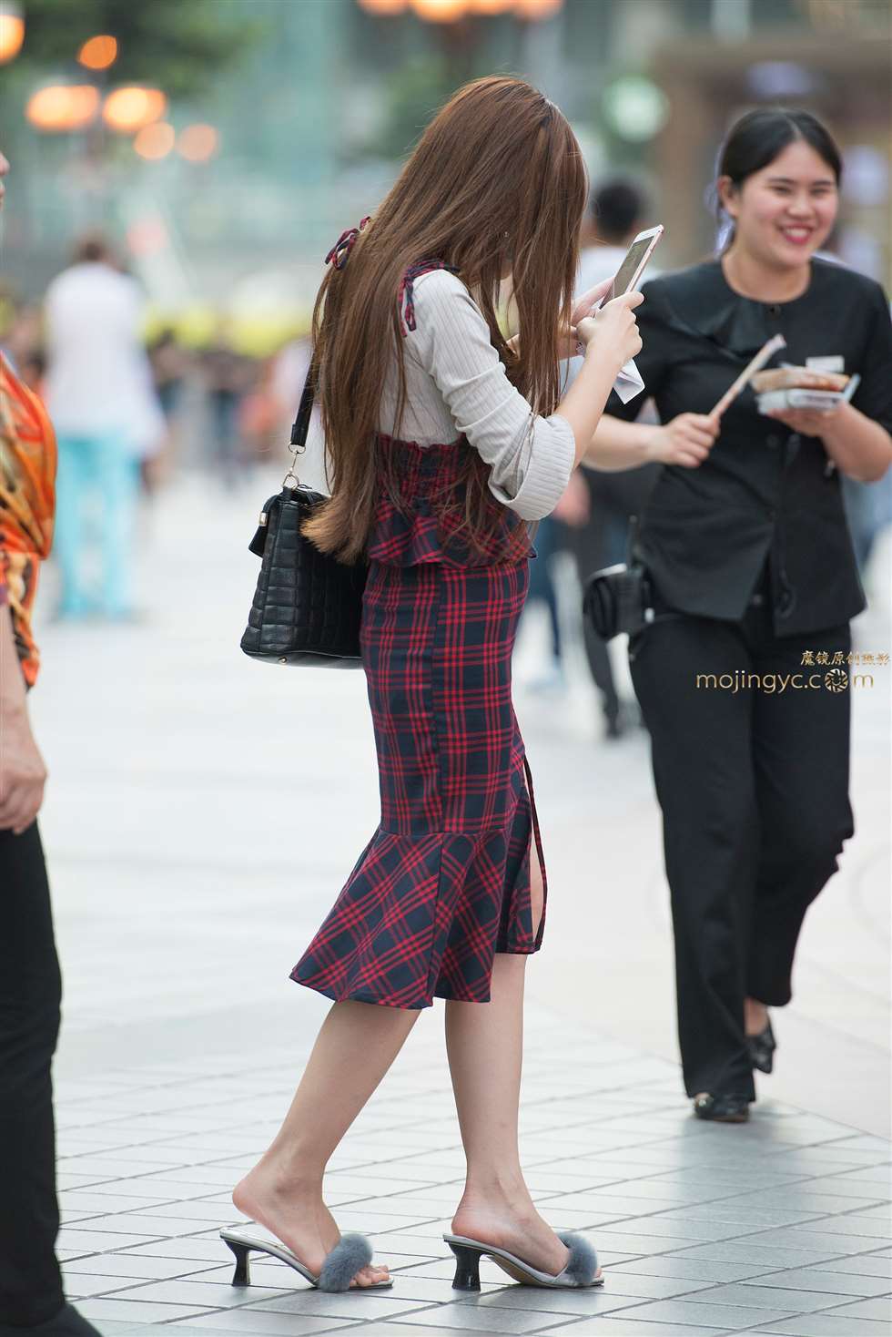 图片[1]-格纹鱼摆裙凉拖大白腿美女-街拍流行馆