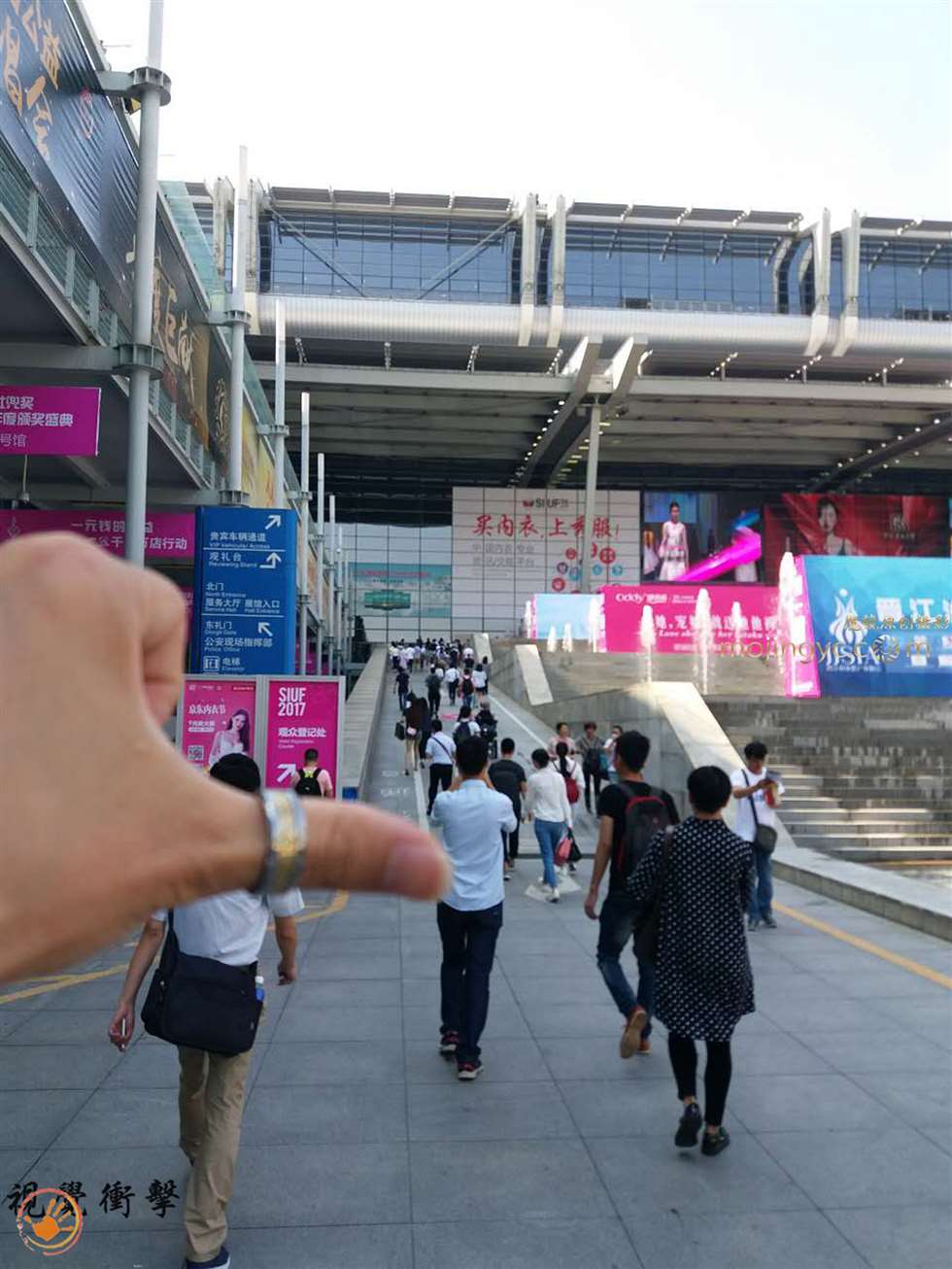 图片[2]-长腿美女 性感小热裤-街拍流行馆