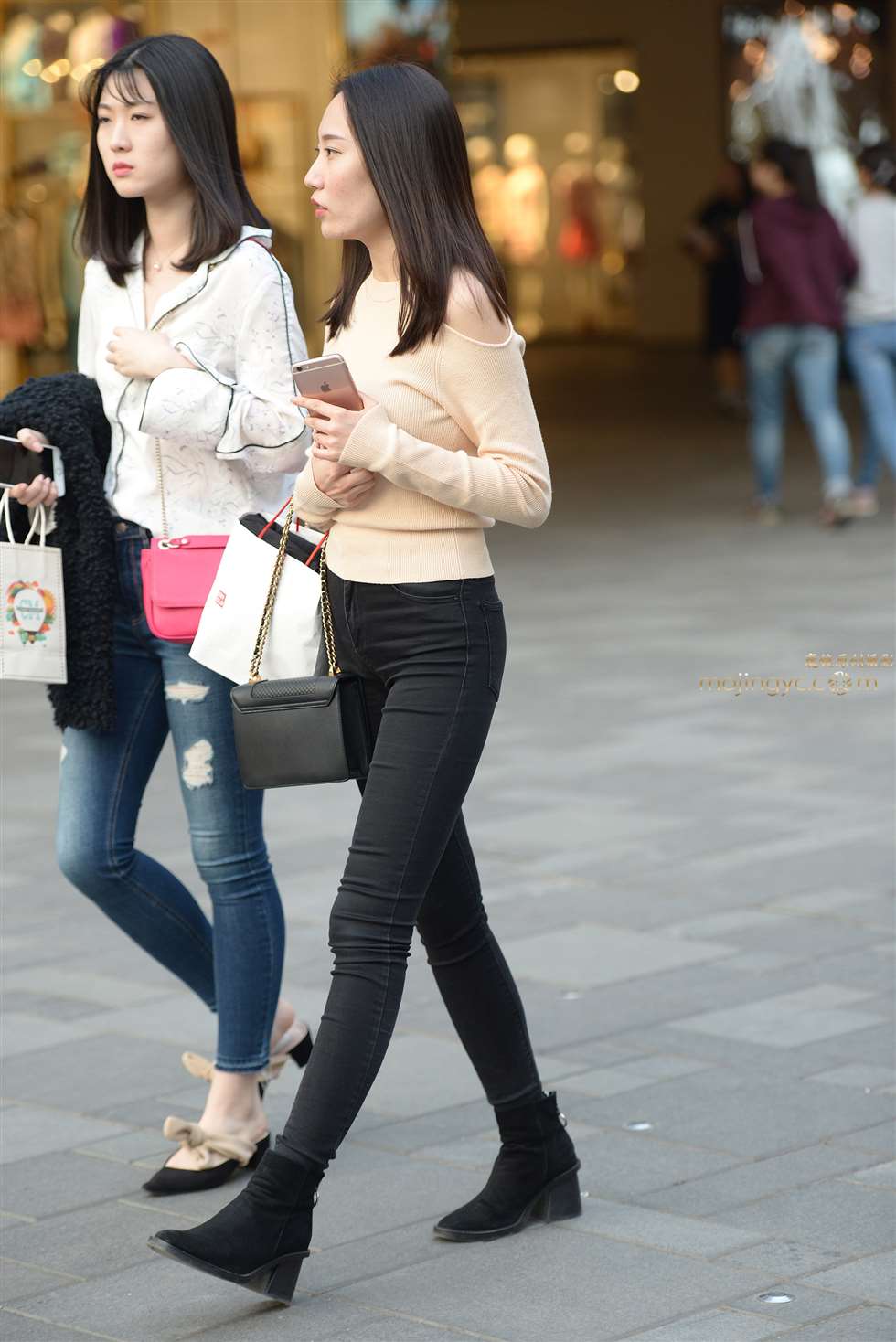 图片[5]-针织衫黑色牛仔裤美女-街拍流行馆