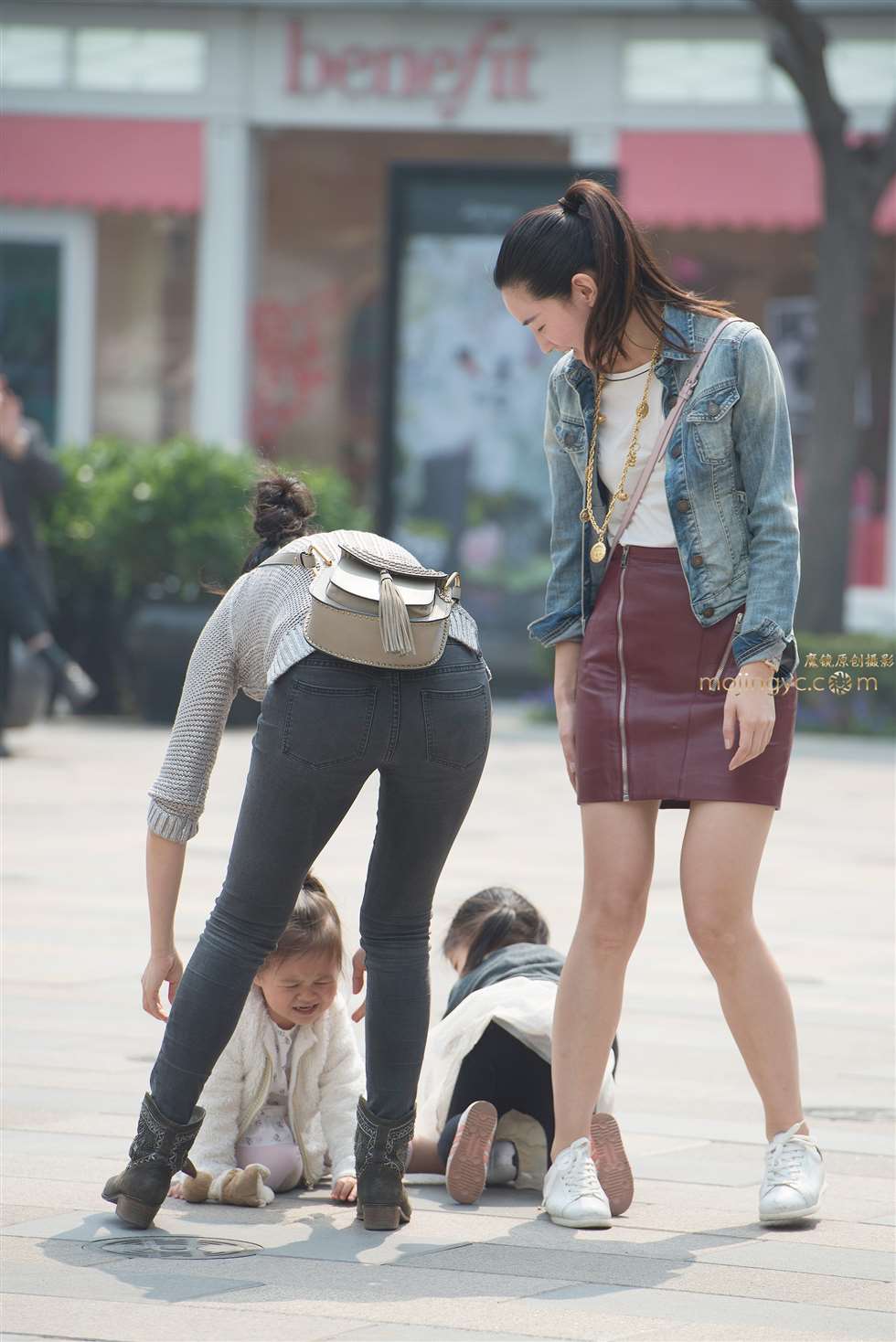 图片[1]-牛仔紧裤玩耍的辣妈-街拍流行馆