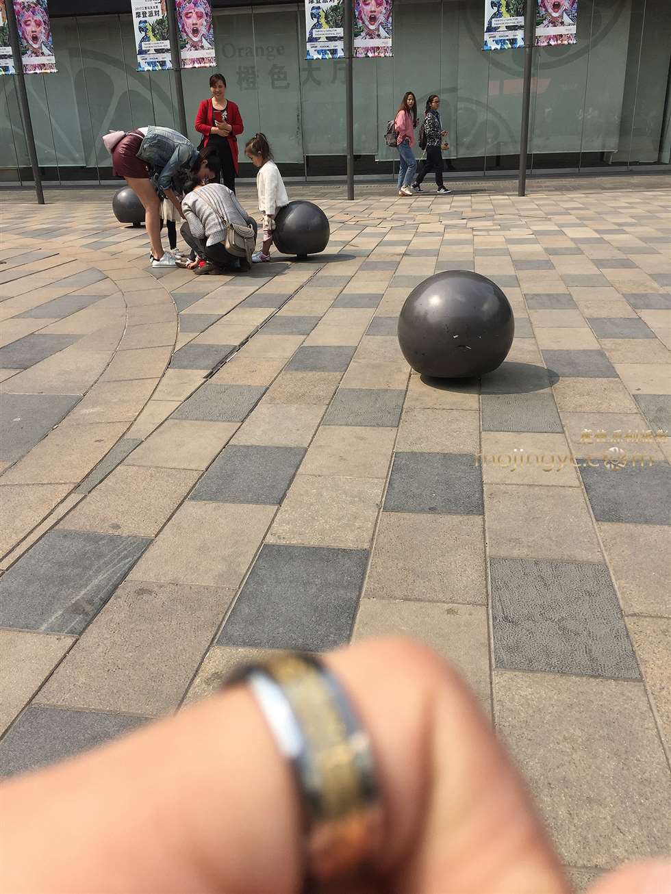图片[2]-牛仔紧裤玩耍的辣妈-街拍流行馆