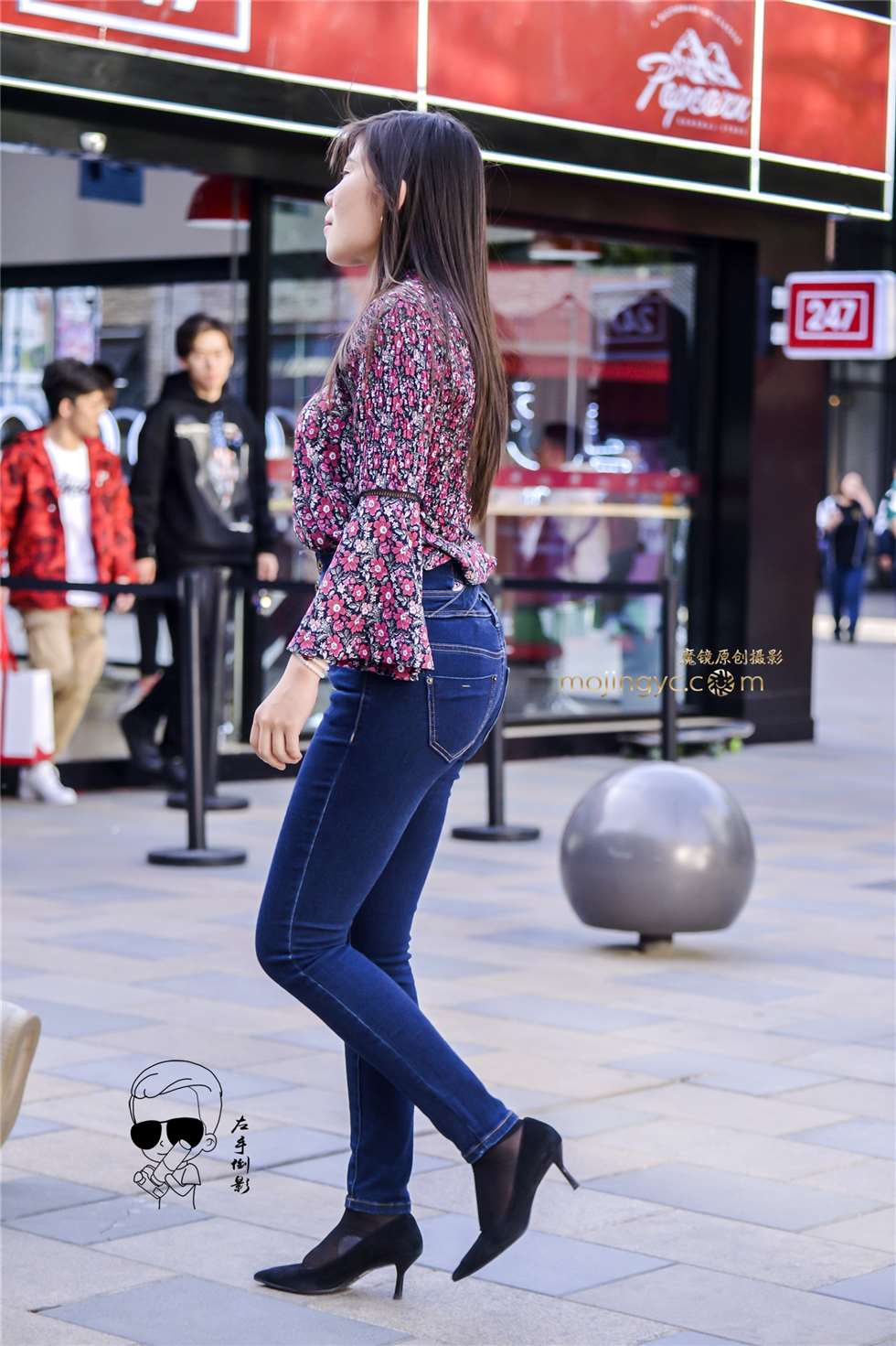 图片[1]-美女牛仔裤显魅力-街拍流行馆