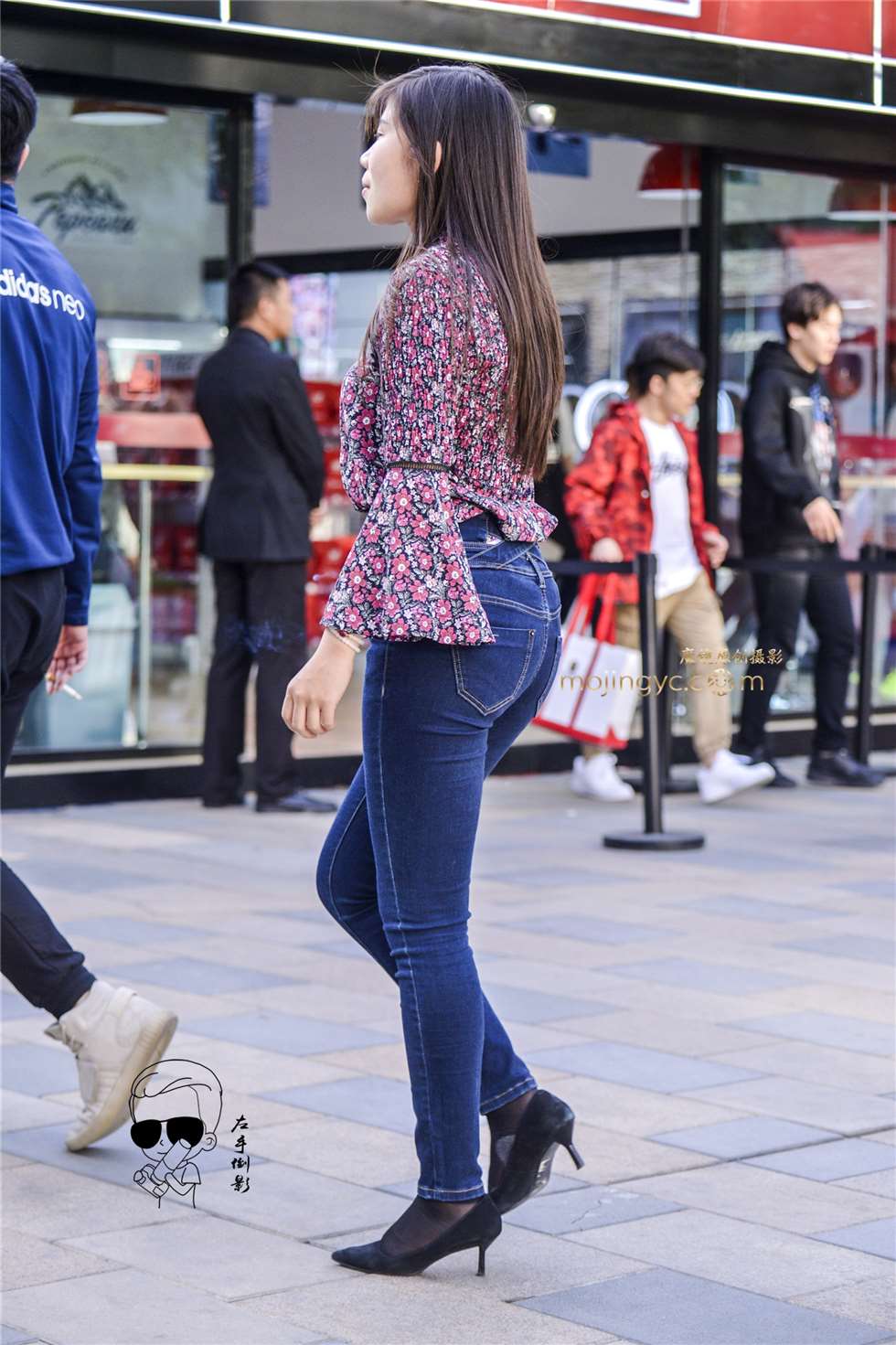 图片[4]-美女牛仔裤显魅力-街拍流行馆