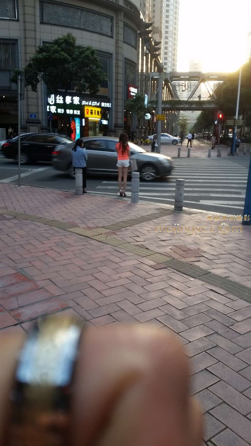 图片[2]-粉嫩长腿MM-街拍流行馆