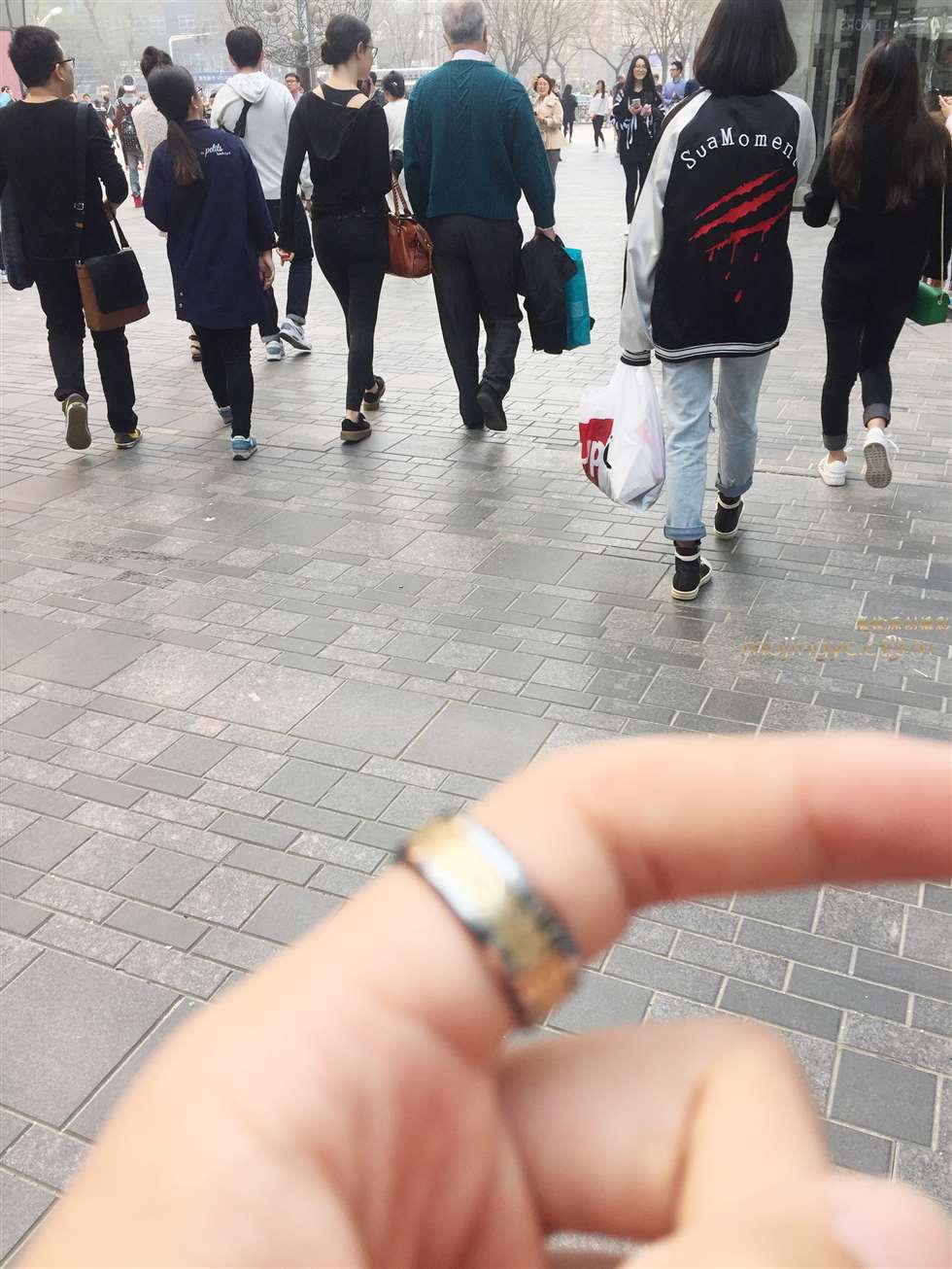 图片[2]-牛仔紧裤外妹-街拍流行馆