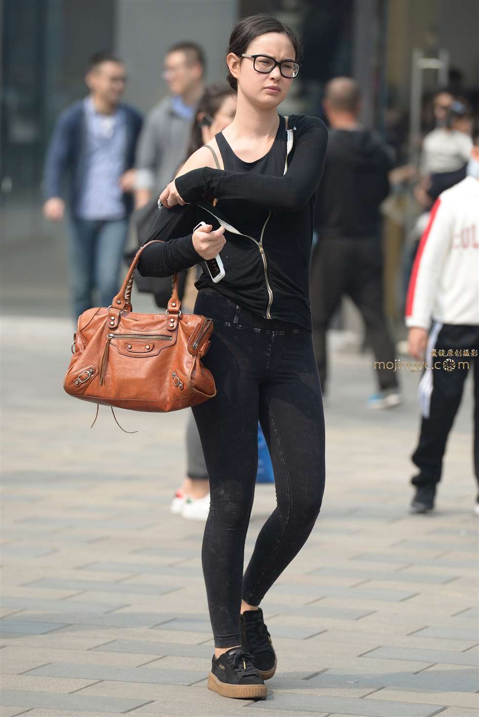 图片[3]-牛仔紧裤外妹-街拍流行馆