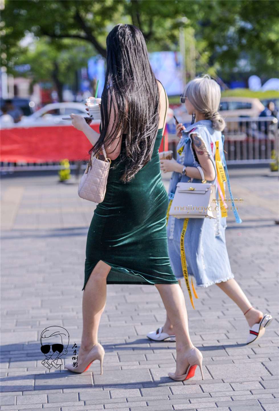 图片[1]-露背紧抱裙美女-街拍流行馆