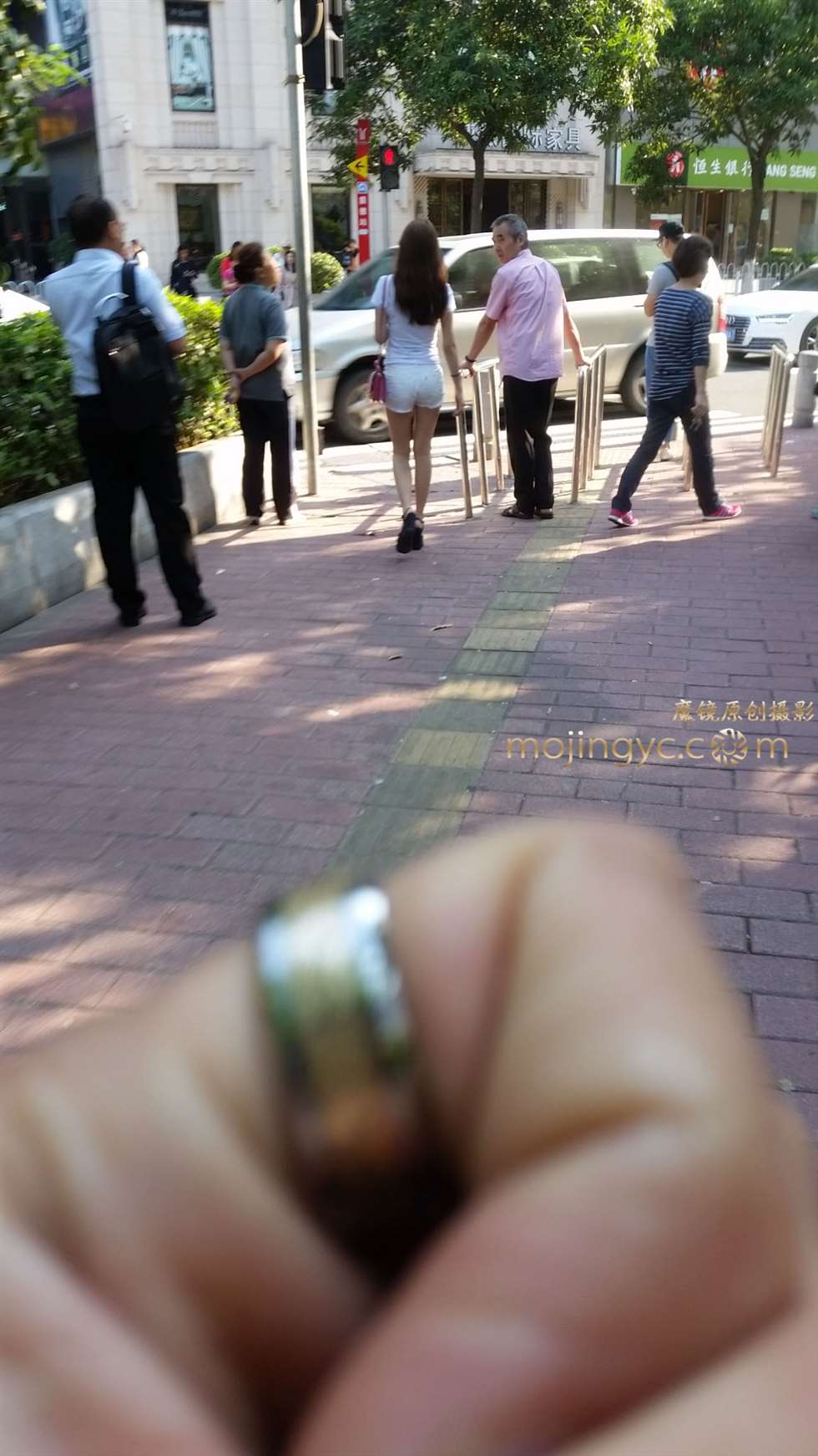 图片[2]-白衣热裤-街拍流行馆