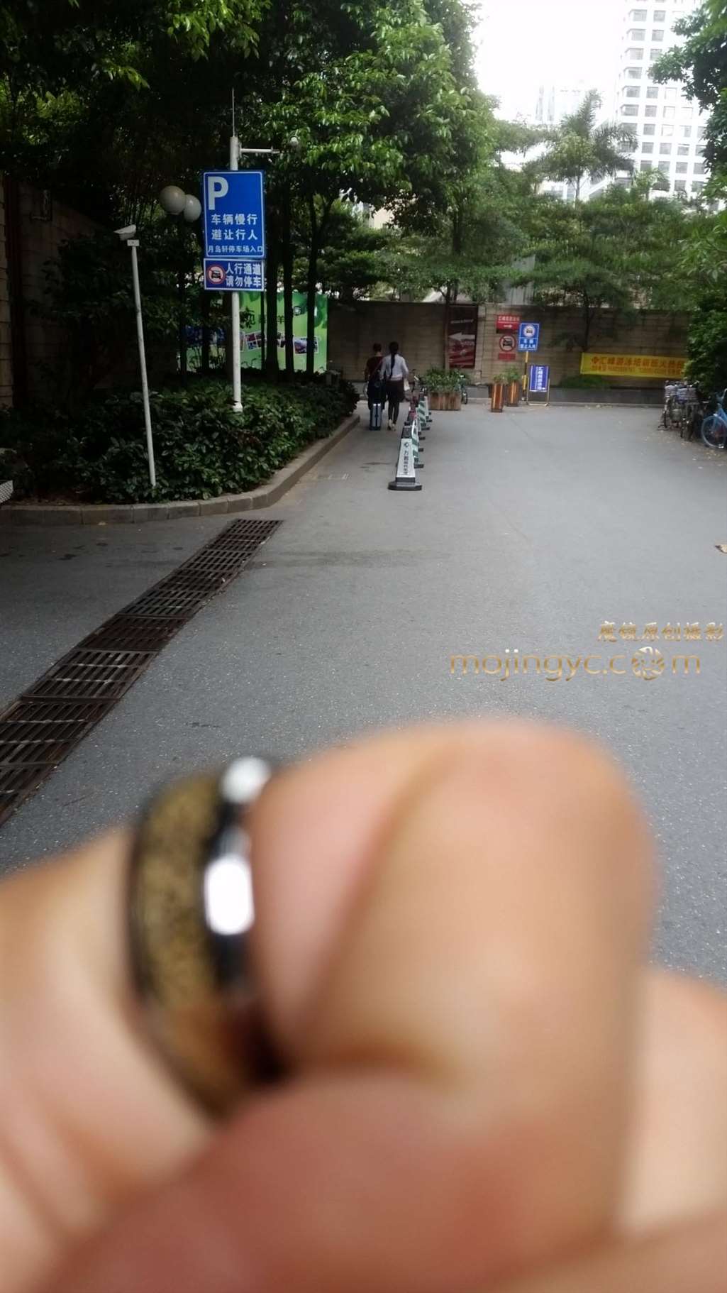 图片[2]-身材不错的露腰牛仔长腿-街拍流行馆