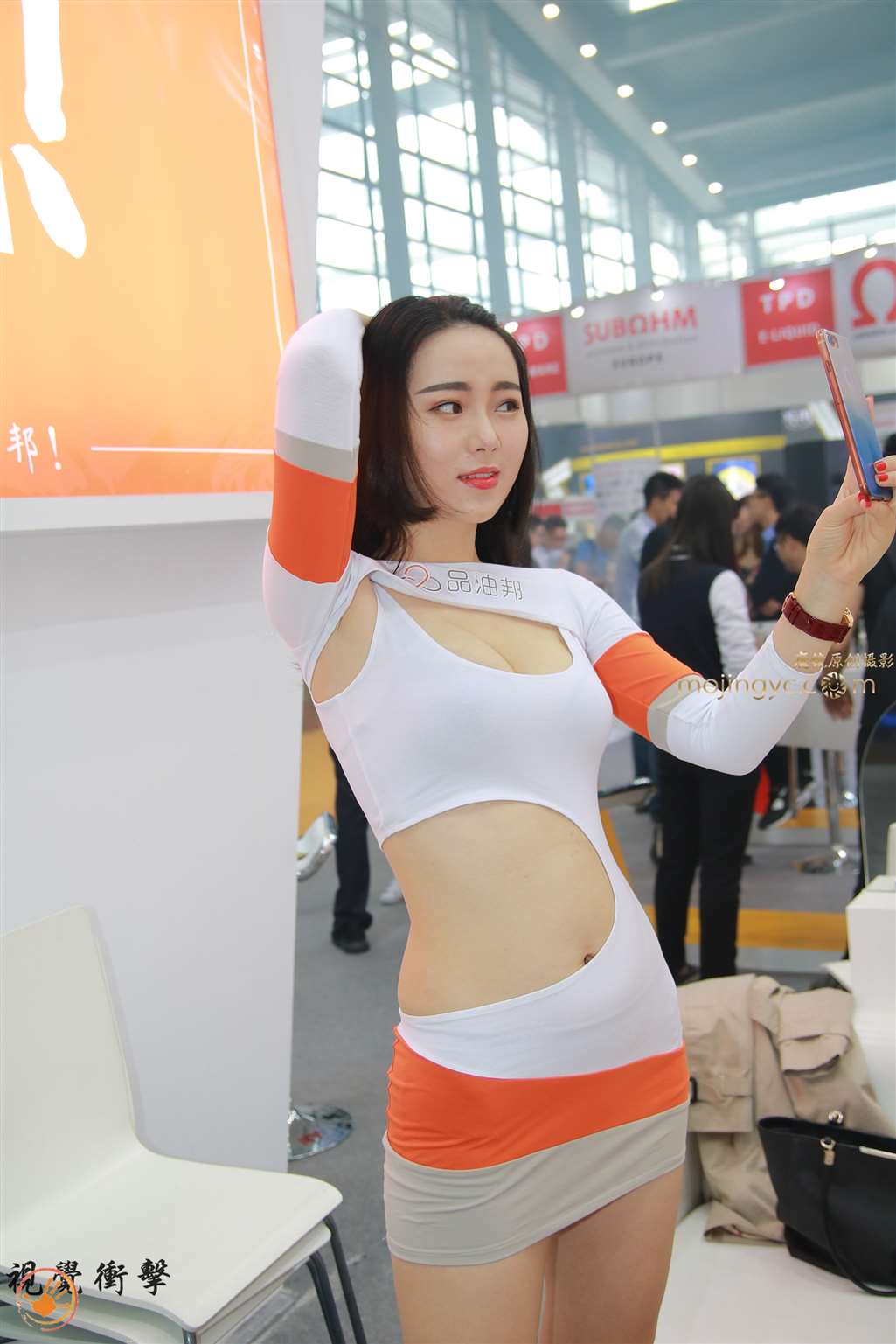 图片[2]-低胸性感靓丽模特-街拍流行馆
