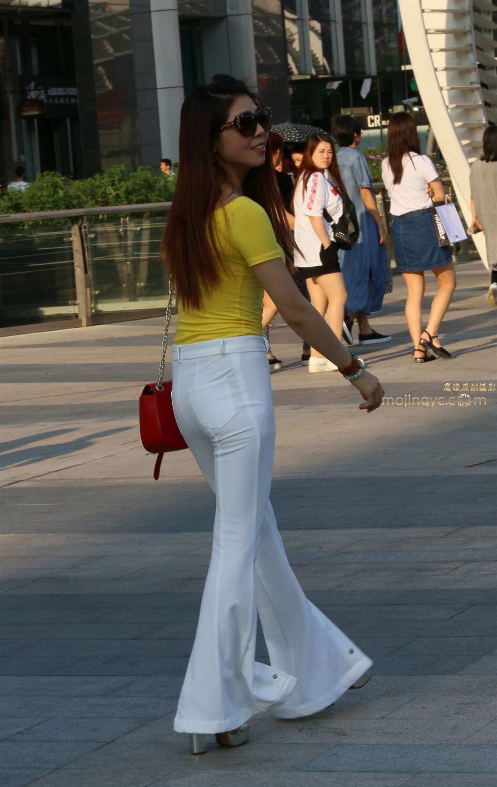 图片[3]-白裤少妇-街拍流行馆