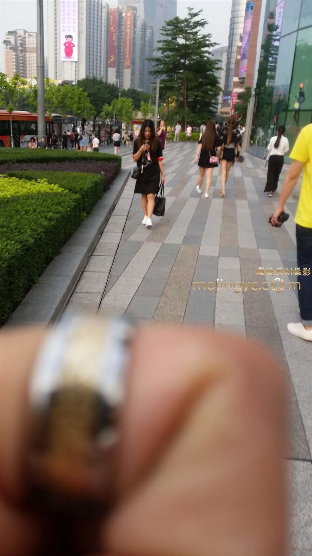图片[2]-高挑苗条 胸还很挺-街拍流行馆