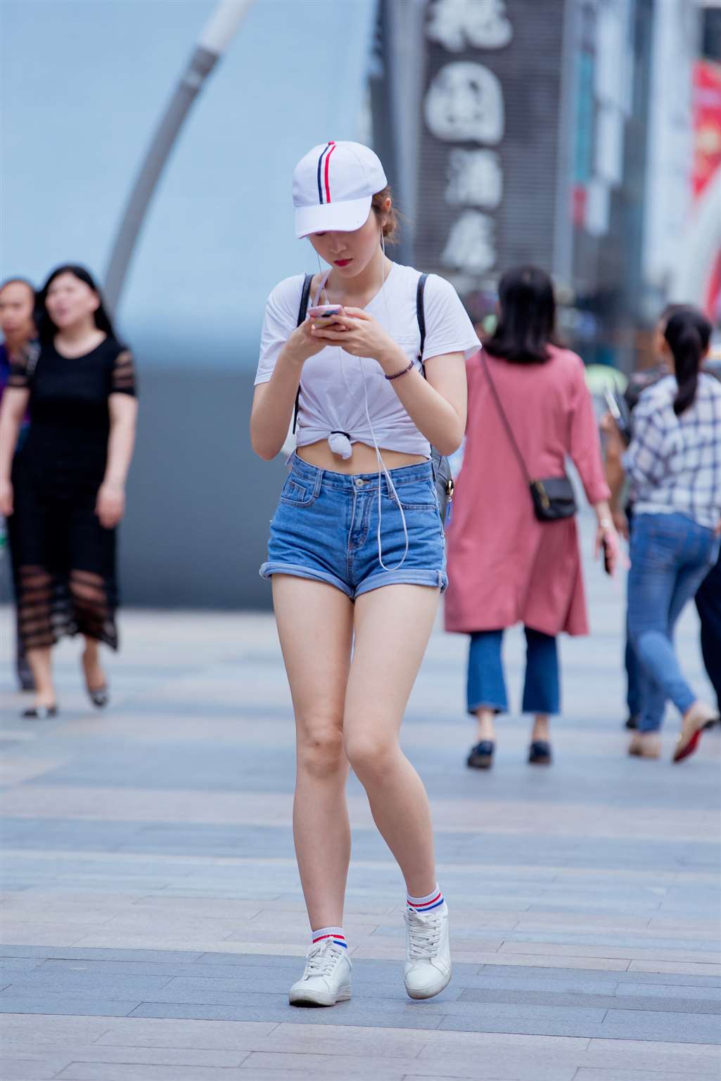 图片[1]-热裤，裸腿，运动鞋（16）-街拍流行馆